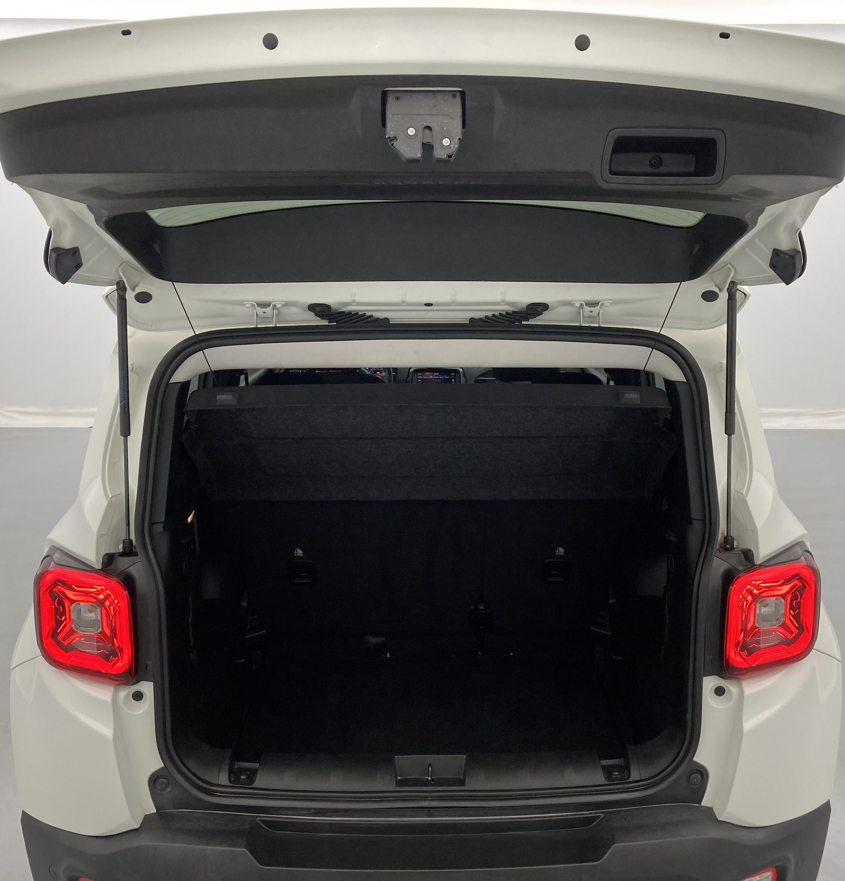 jeep renegade limited 1.5 TURBO 130 DCT 2023 blanco alpine 24