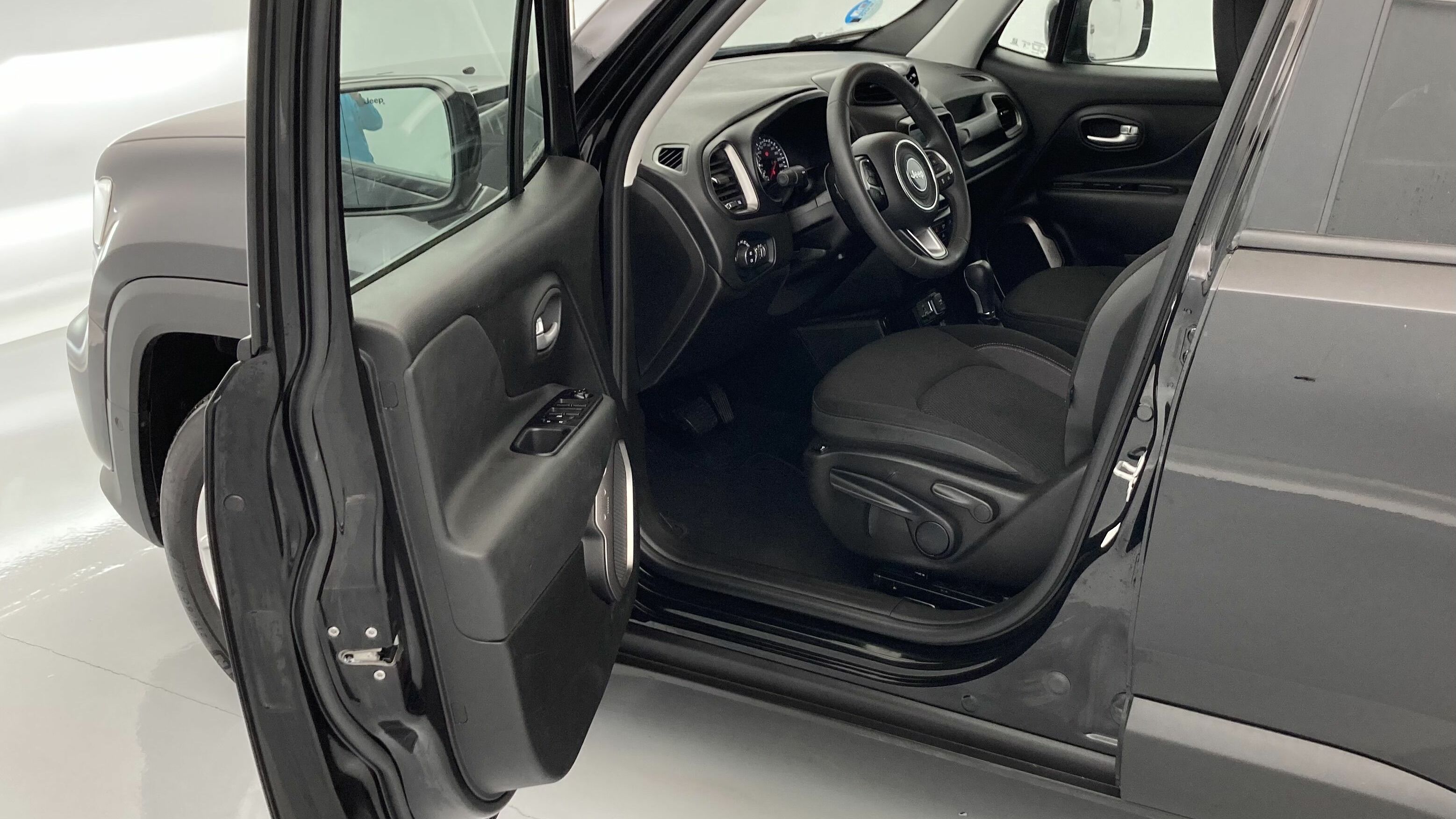 jeep renegade limited 1.5 TURBO 130 DCT 2023 negro solido 10