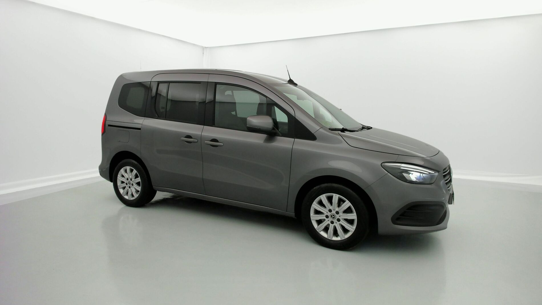 mercedes benz clase t progressive 160D 95 2023 gris cromita metalizado 2