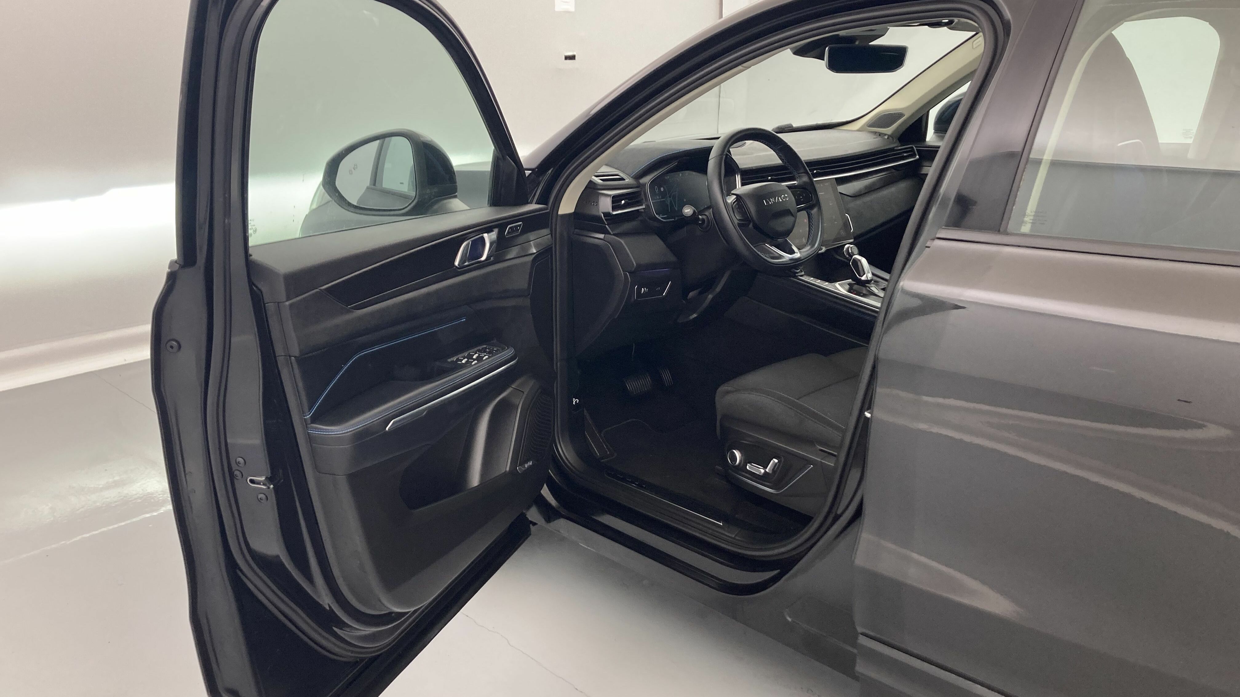 lynk&co 1 nv 1.5 HEV 197 2022 swarowski black 14