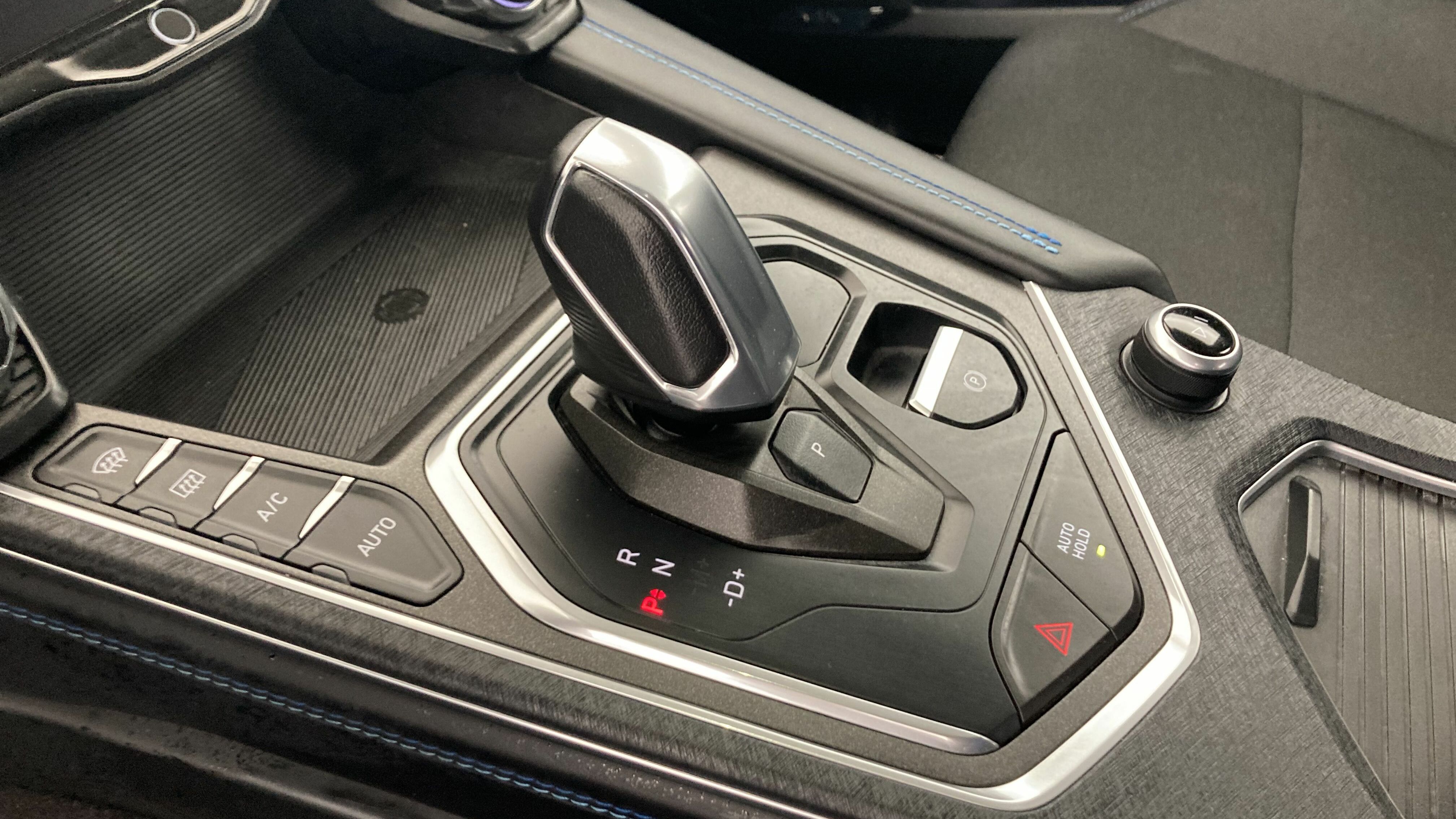 lynk&co 1 nv 1.5 HEV 197 2022 swarowski black 20