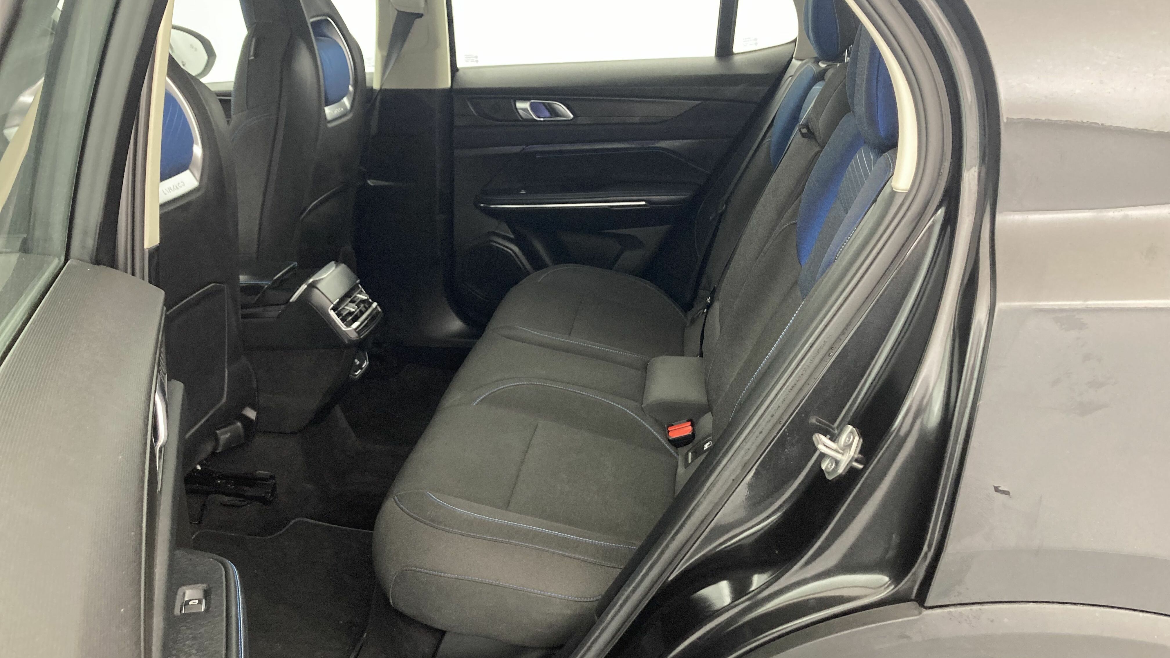 lynk&co 1 nv 1.5 HEV 197 2022 swarowski black 21