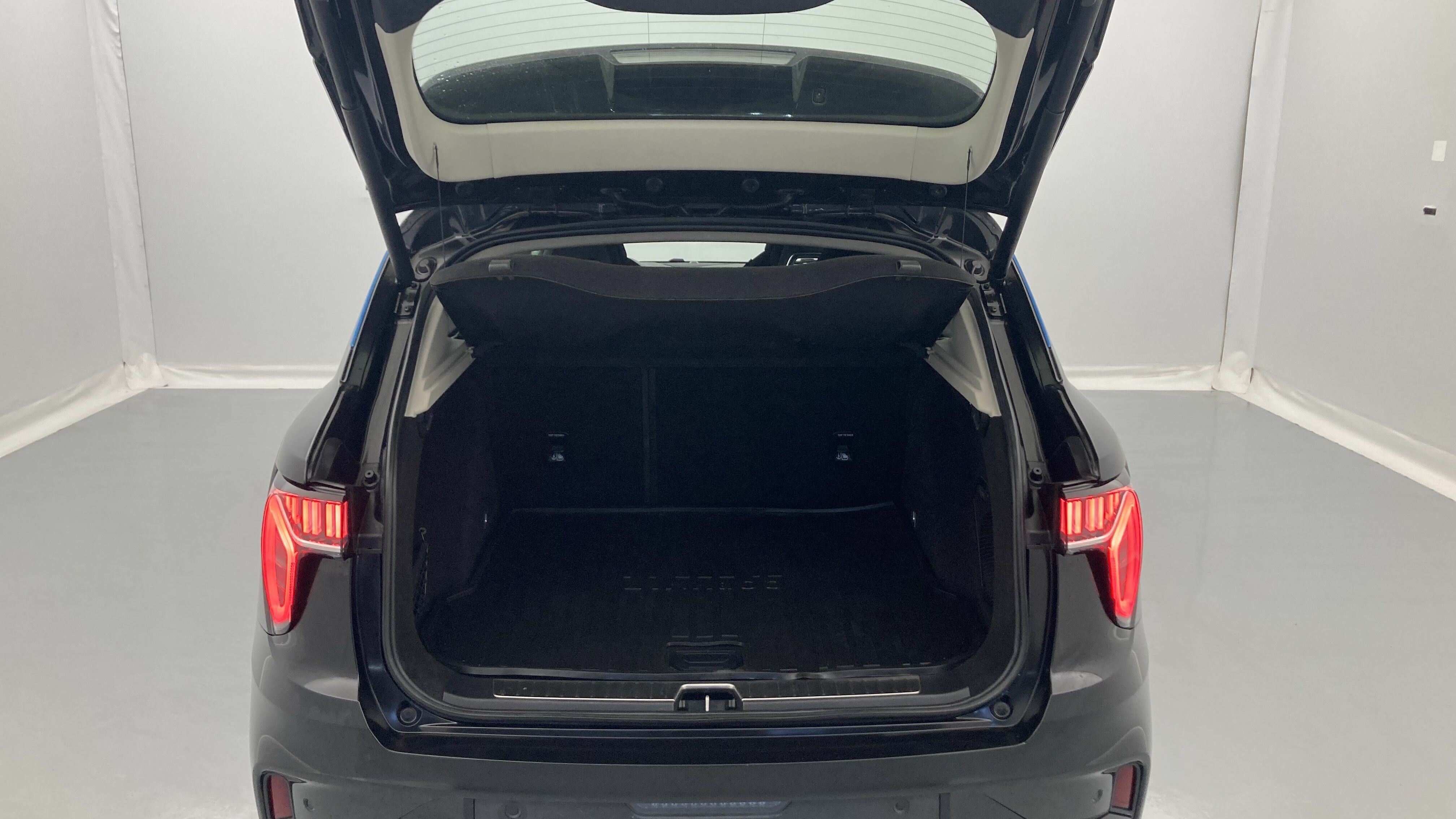 lynk&co 1 nv 1.5 HEV 197 2022 swarowski black 22