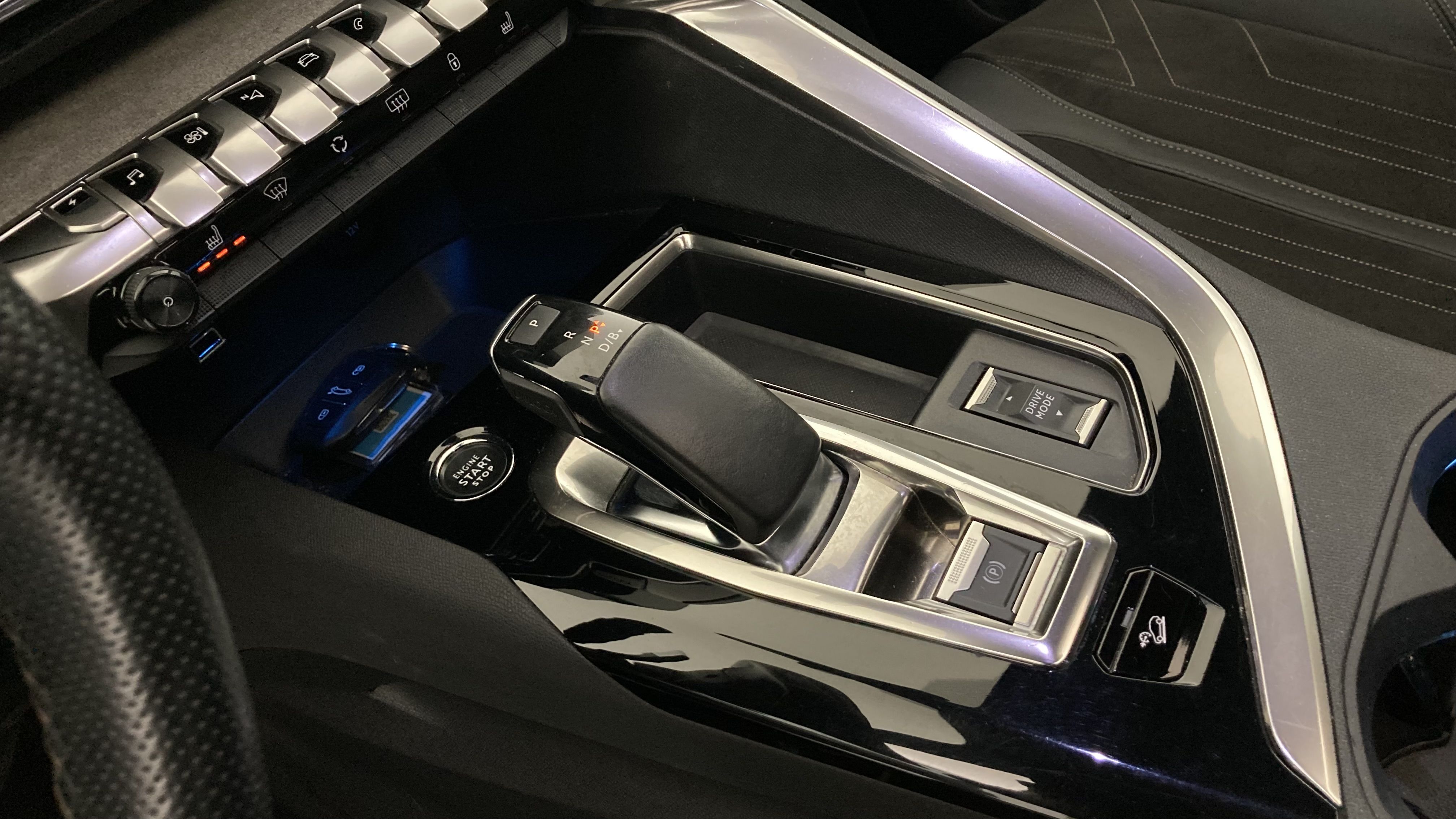 peugeot 3008 gt pack 1.6 HYBRID 300 EAT PHEV 2022 negro perla nera 12