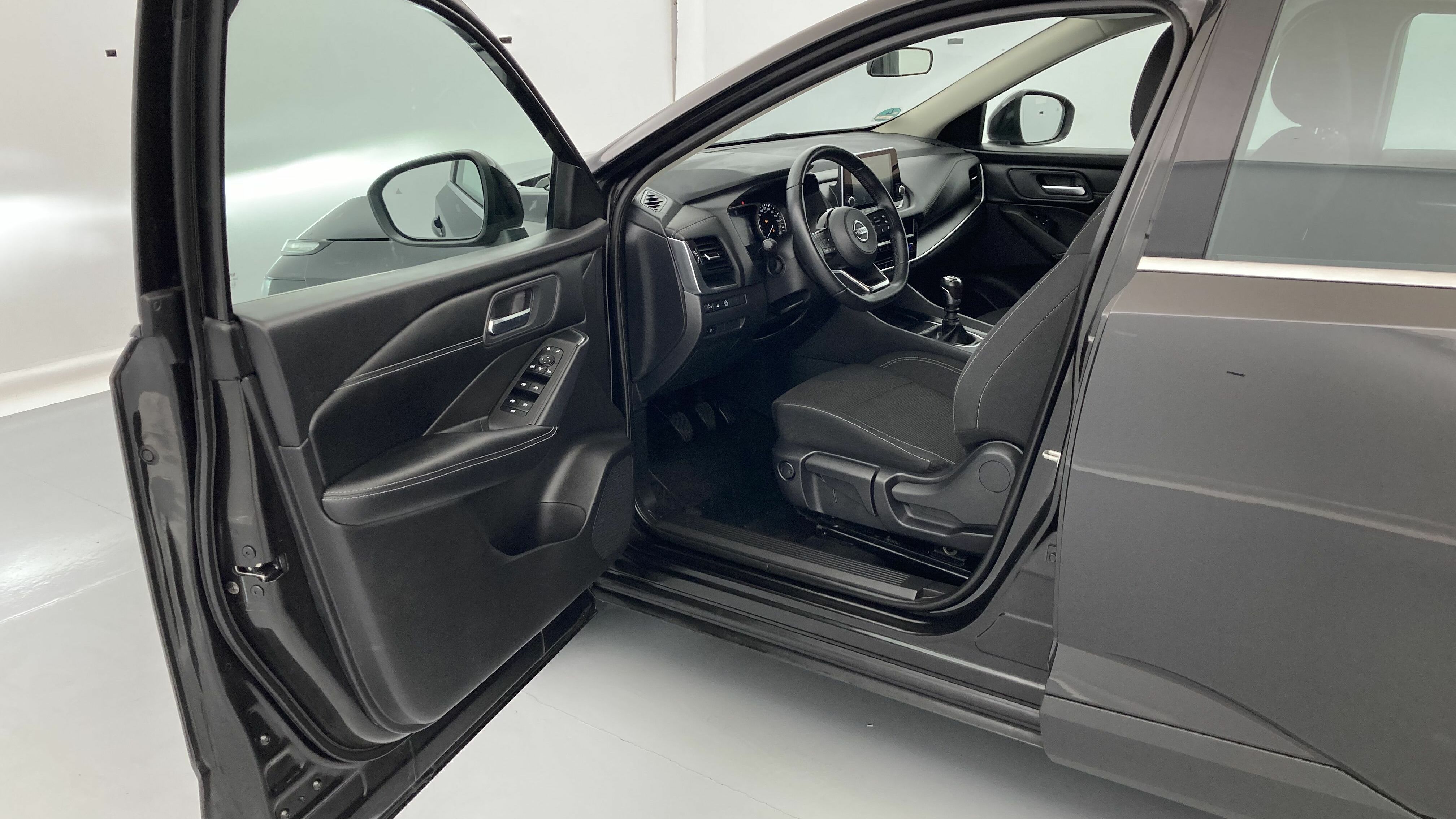 nissan qashqai acenta 1.3 DIG-T 140 MHEV 2022 black metallic 14