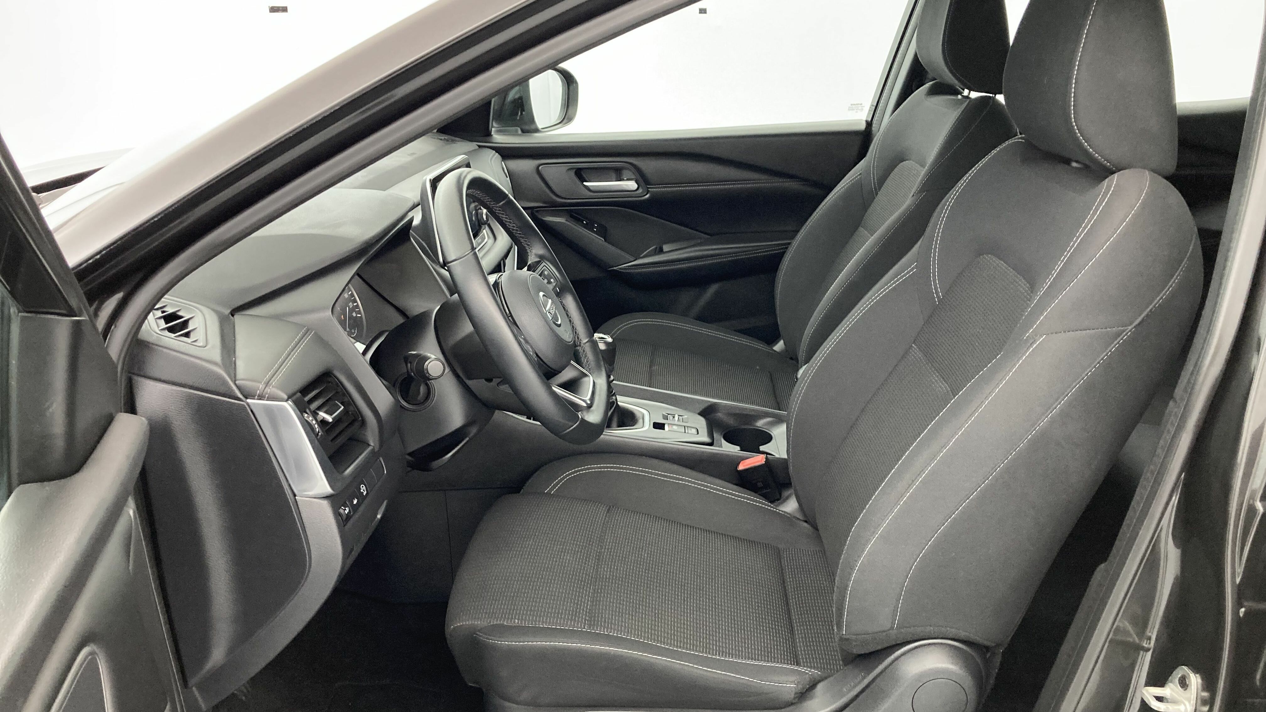 nissan qashqai acenta 1.3 DIG-T 140 MHEV 2022 black metallic 15