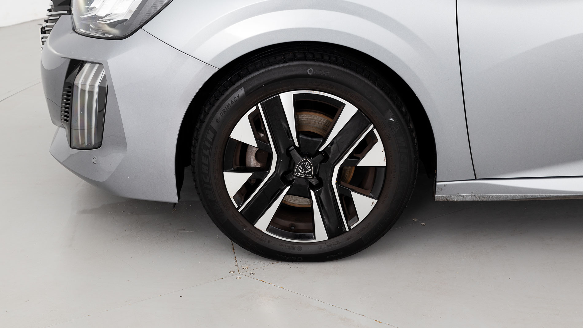 peugeot 208 allure 1.2 PURETECH 100 2024 gris artense 12