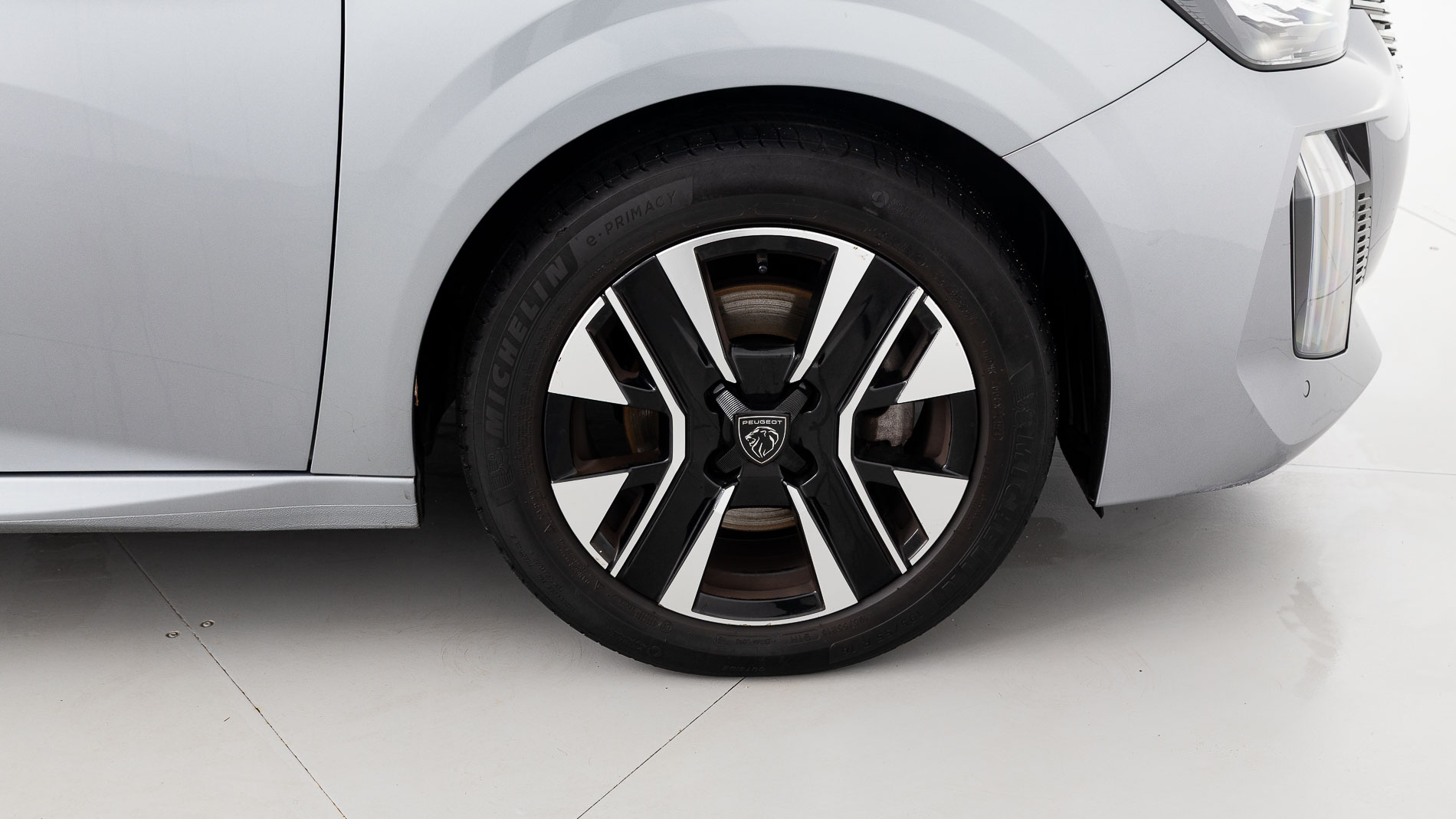 peugeot 208 allure 1.2 PURETECH 100 2024 gris artense 15