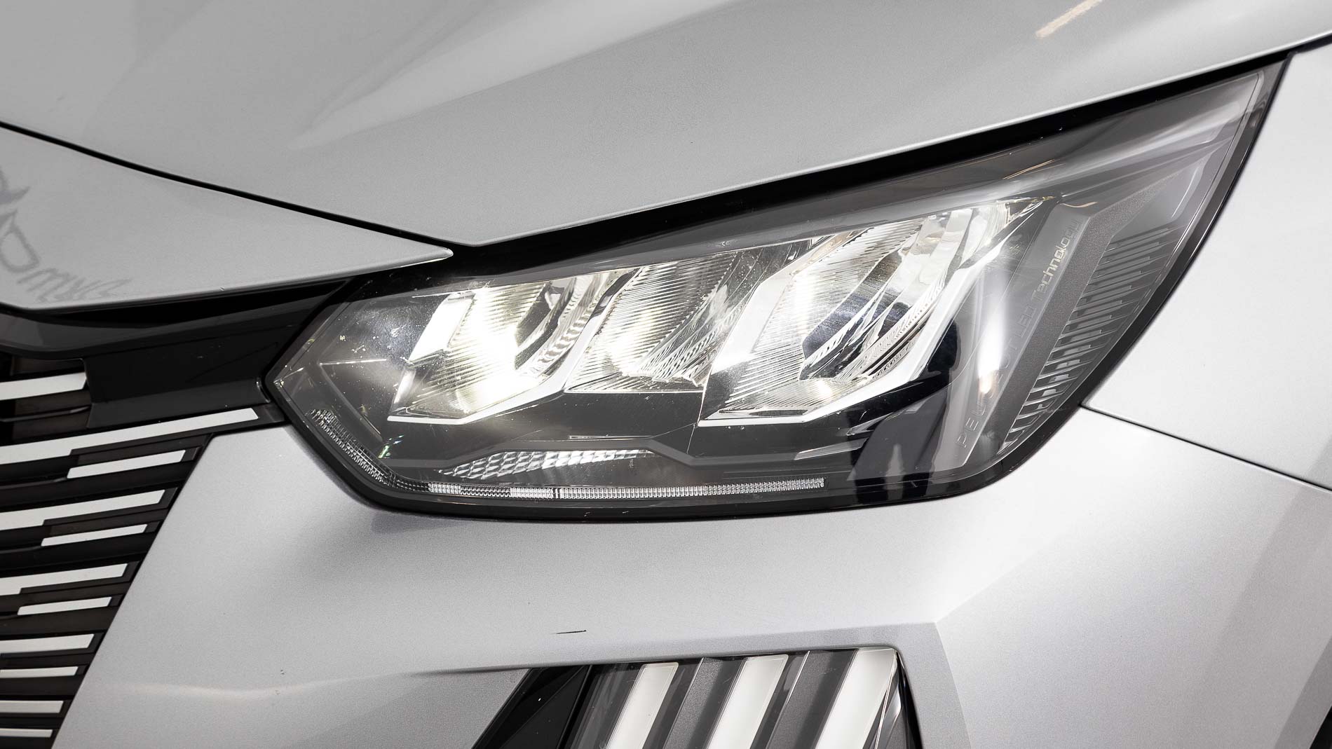 peugeot 208 allure 1.2 PURETECH 100 2024 gris artense 17