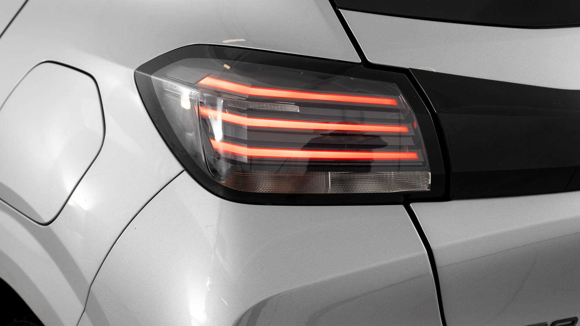 peugeot 208 allure 1.2 PURETECH 100 2024 gris artense 18