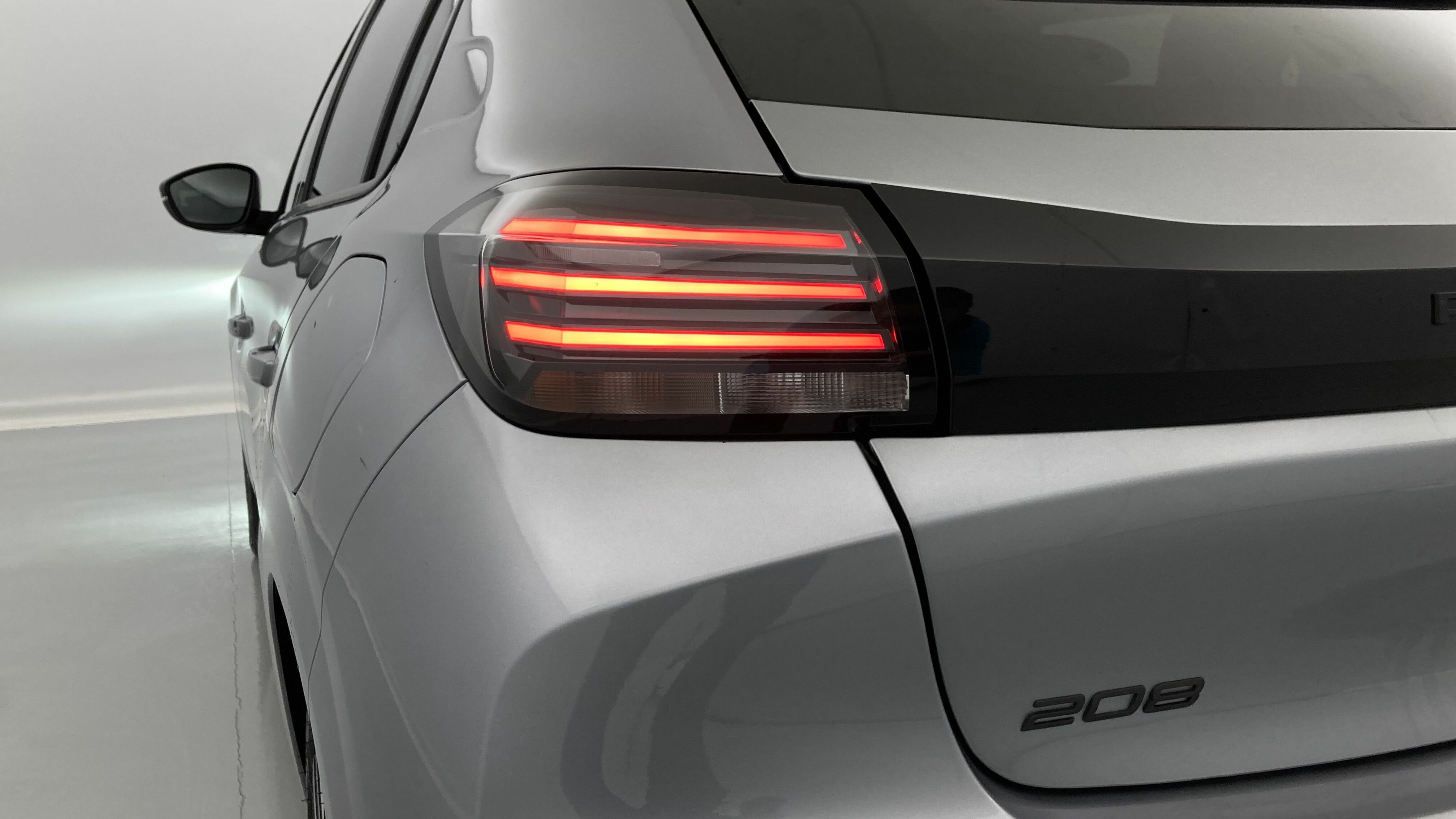 peugeot 208 allure 1.2 PURETECH 100 2024 gris artense 30