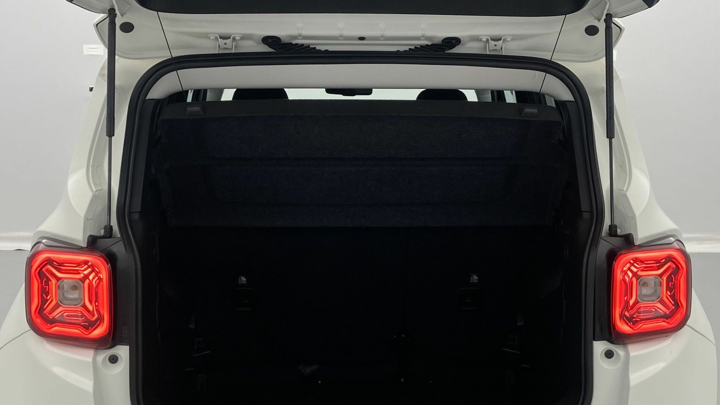 jeep renegade limited 1.5 TURBO 130 DCT 2023 blanco alpine 24