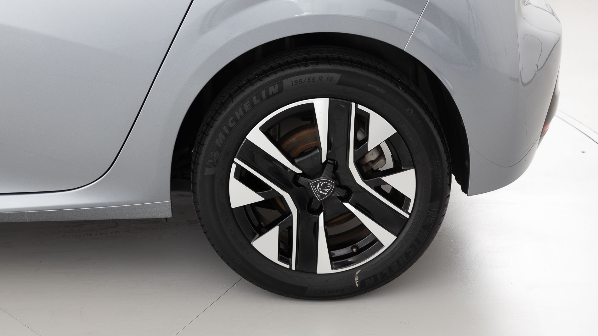 peugeot 208 allure 1.2 PURETECH 100 2024 gris artense 25