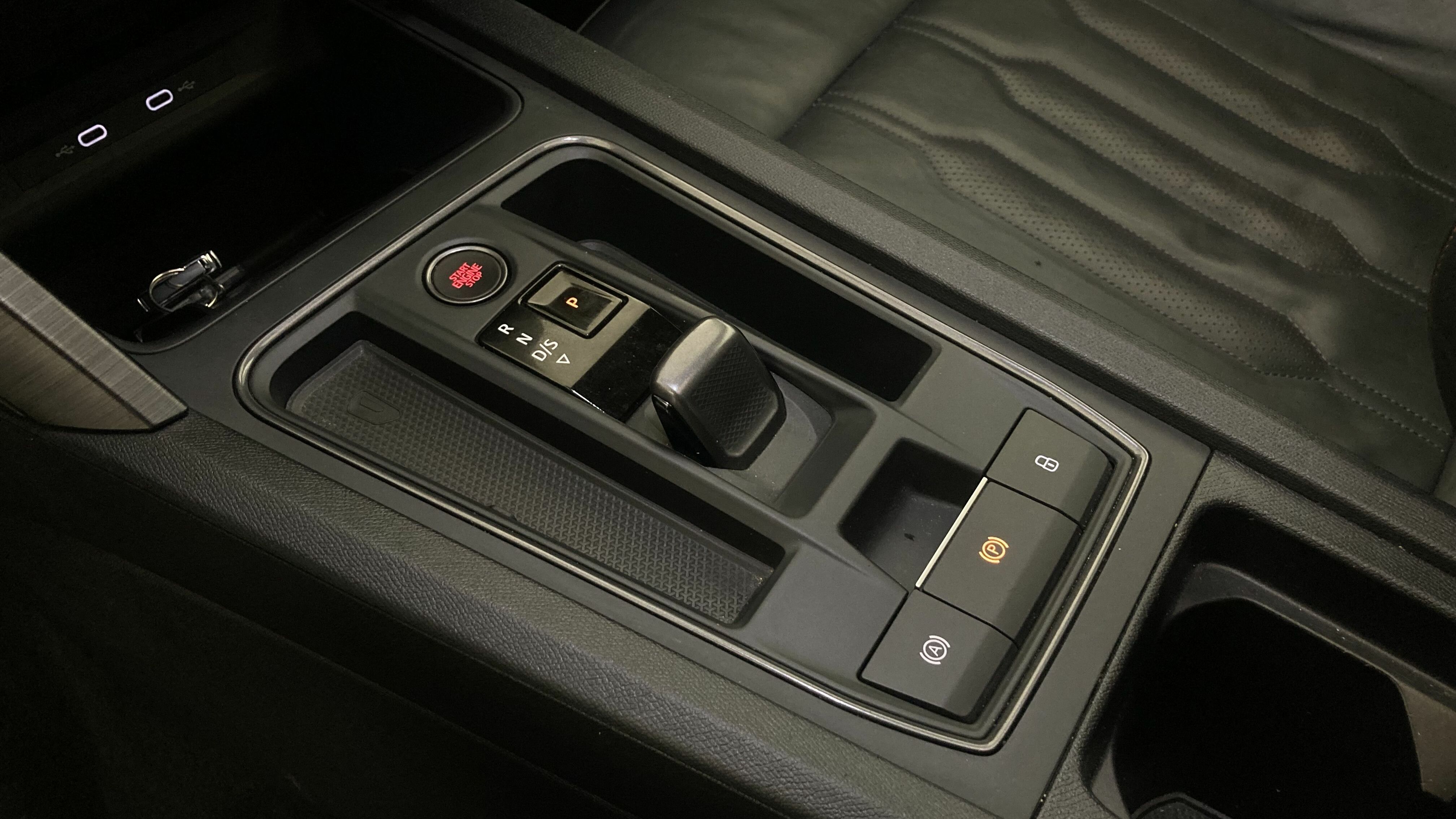 cupra leon nv 1.5 ETSI 150 DSG 2024 negro midnight 19