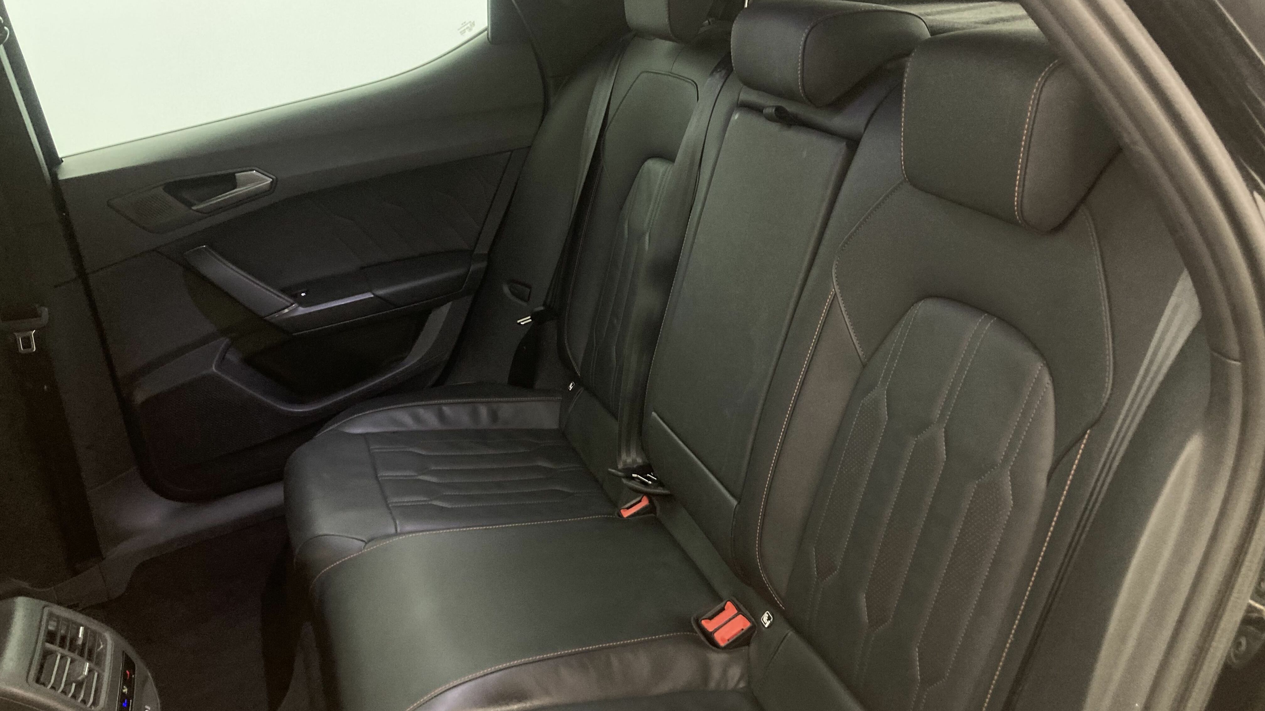 cupra leon nv 1.5 ETSI 150 DSG 2024 negro midnight 20