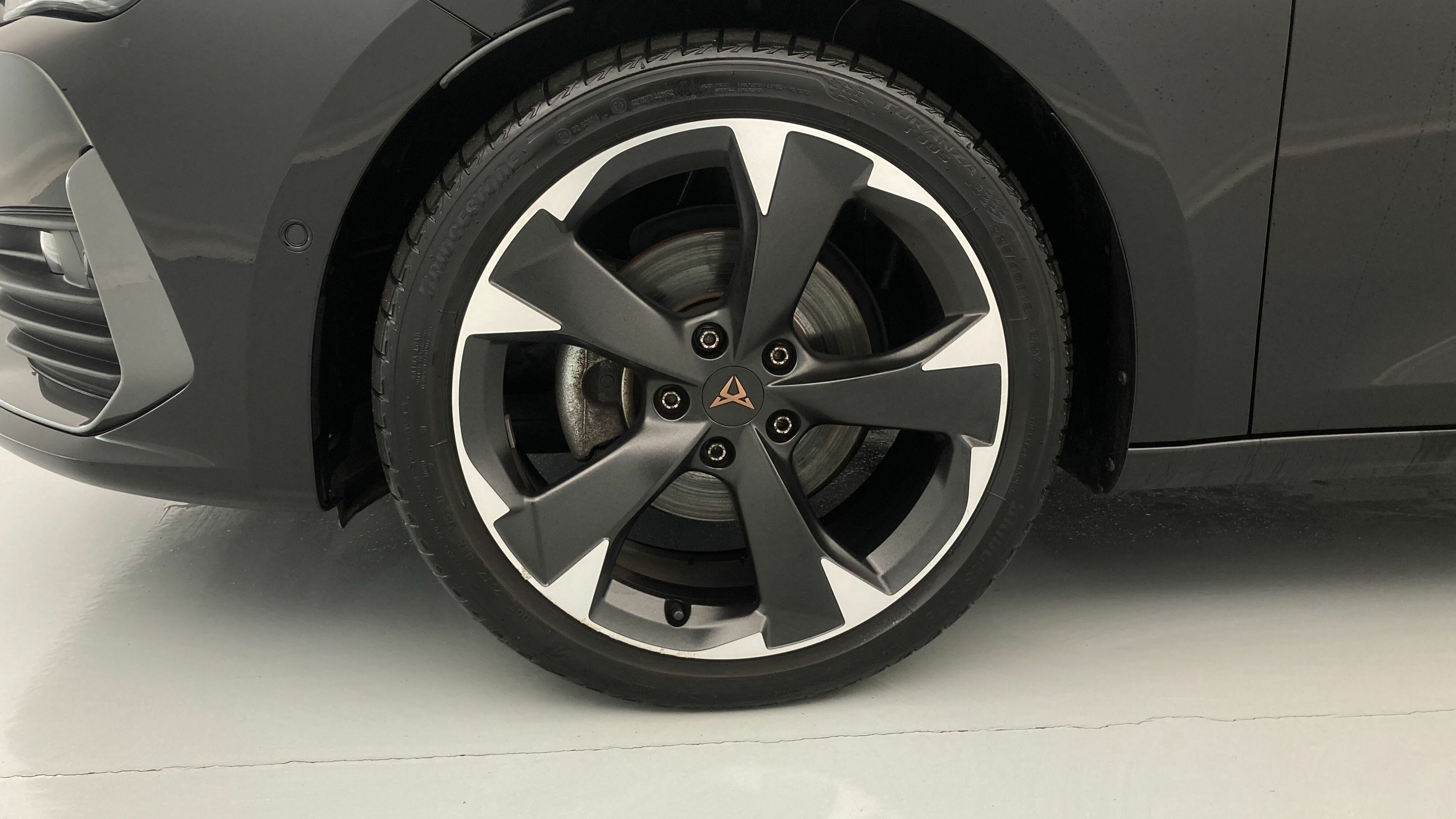 cupra leon nv 1.5 ETSI 150 DSG 2024 negro midnight 26