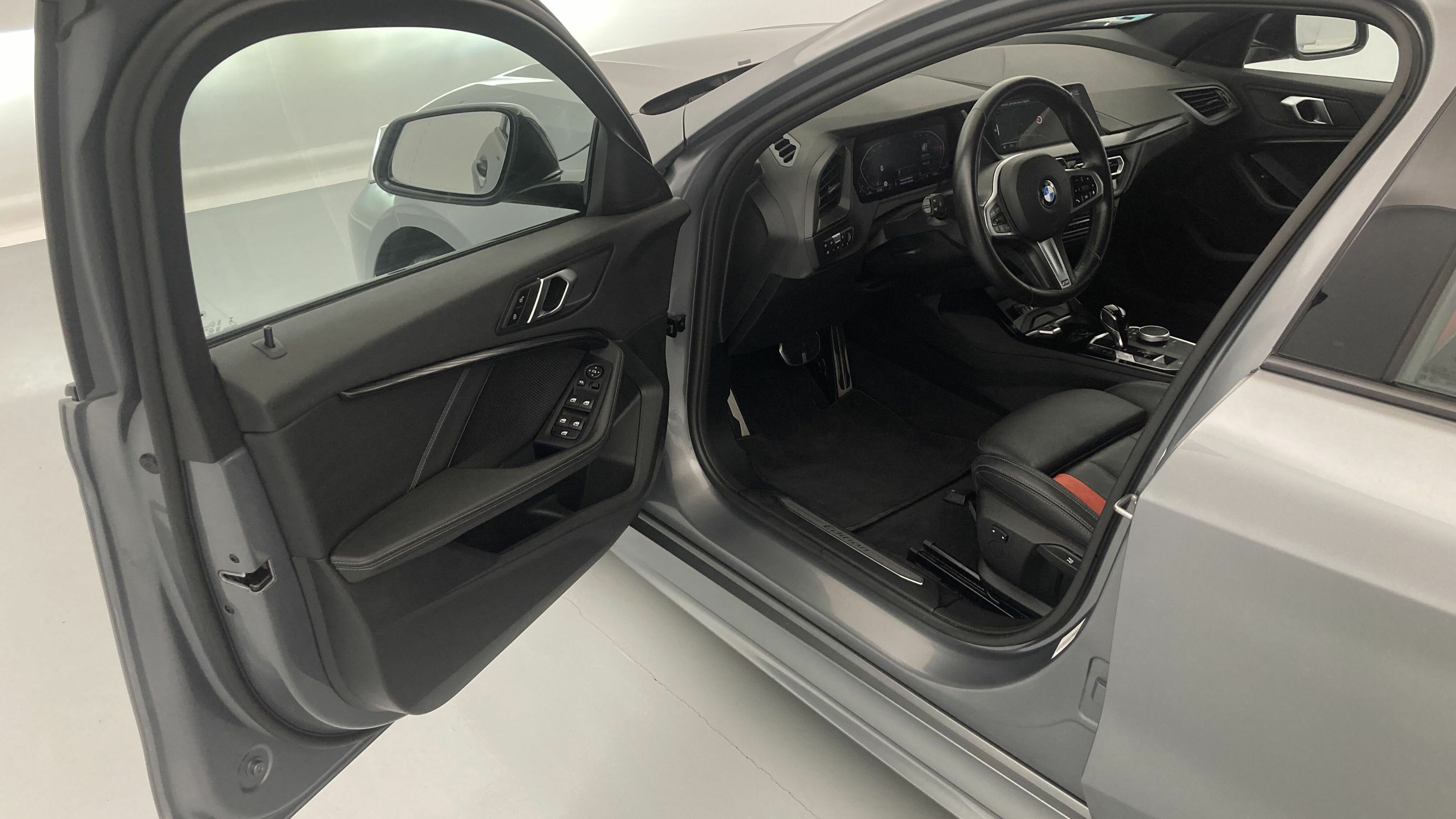 bmw serie 1 m sport colorvision 118I 136 STEPTRONIC 2024 skyscraper grau 14