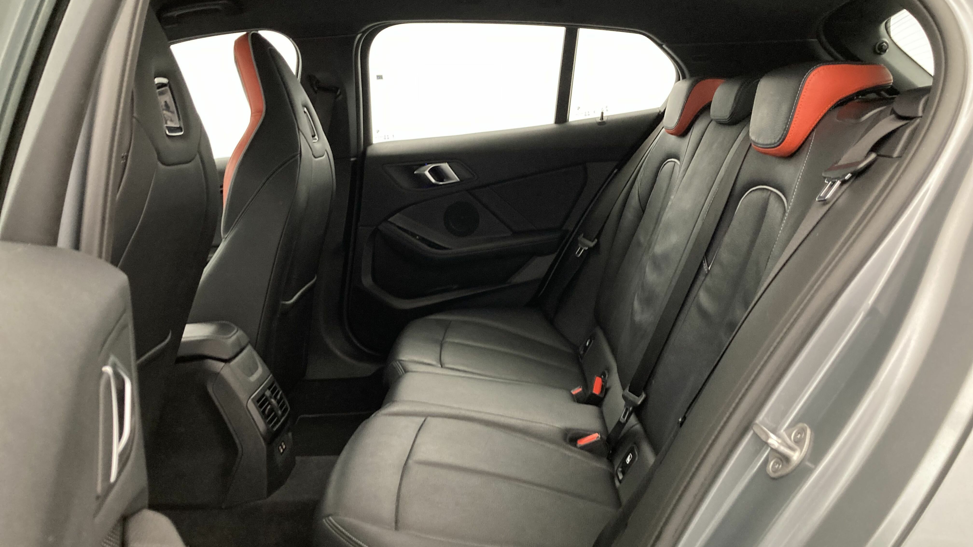 bmw serie 1 m sport colorvision 118I 136 STEPTRONIC 2024 skyscraper grau 22