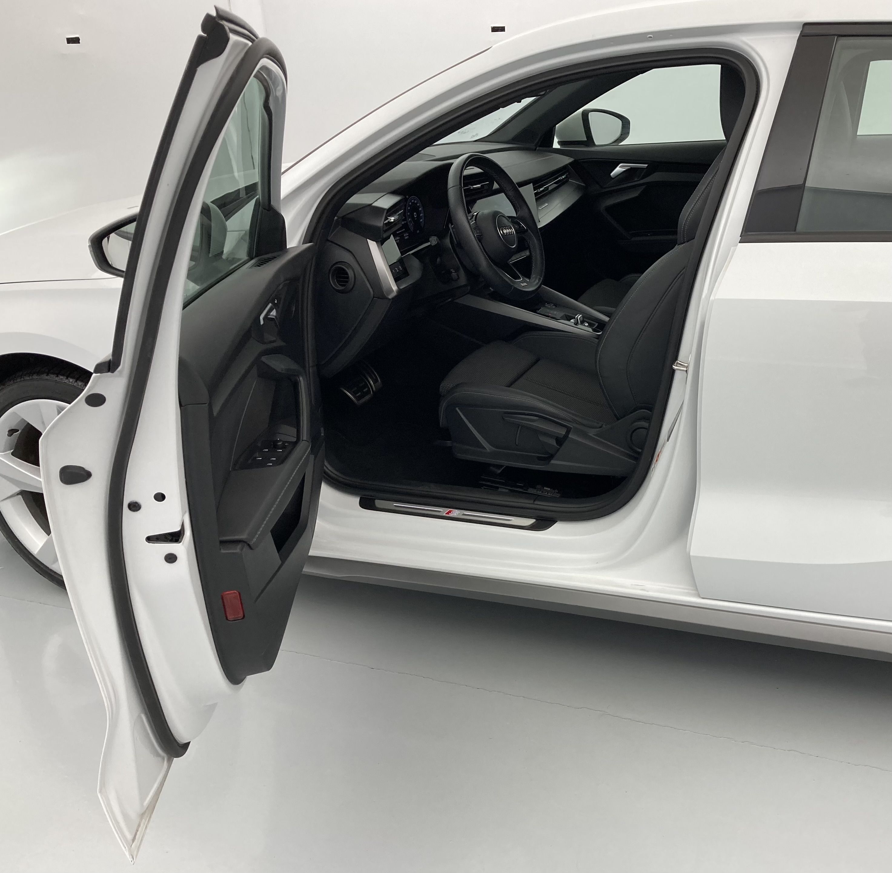 audi a3 sportback s line 35 TFSI 150 STRONIC 2023 gletscherweiss metallic 18