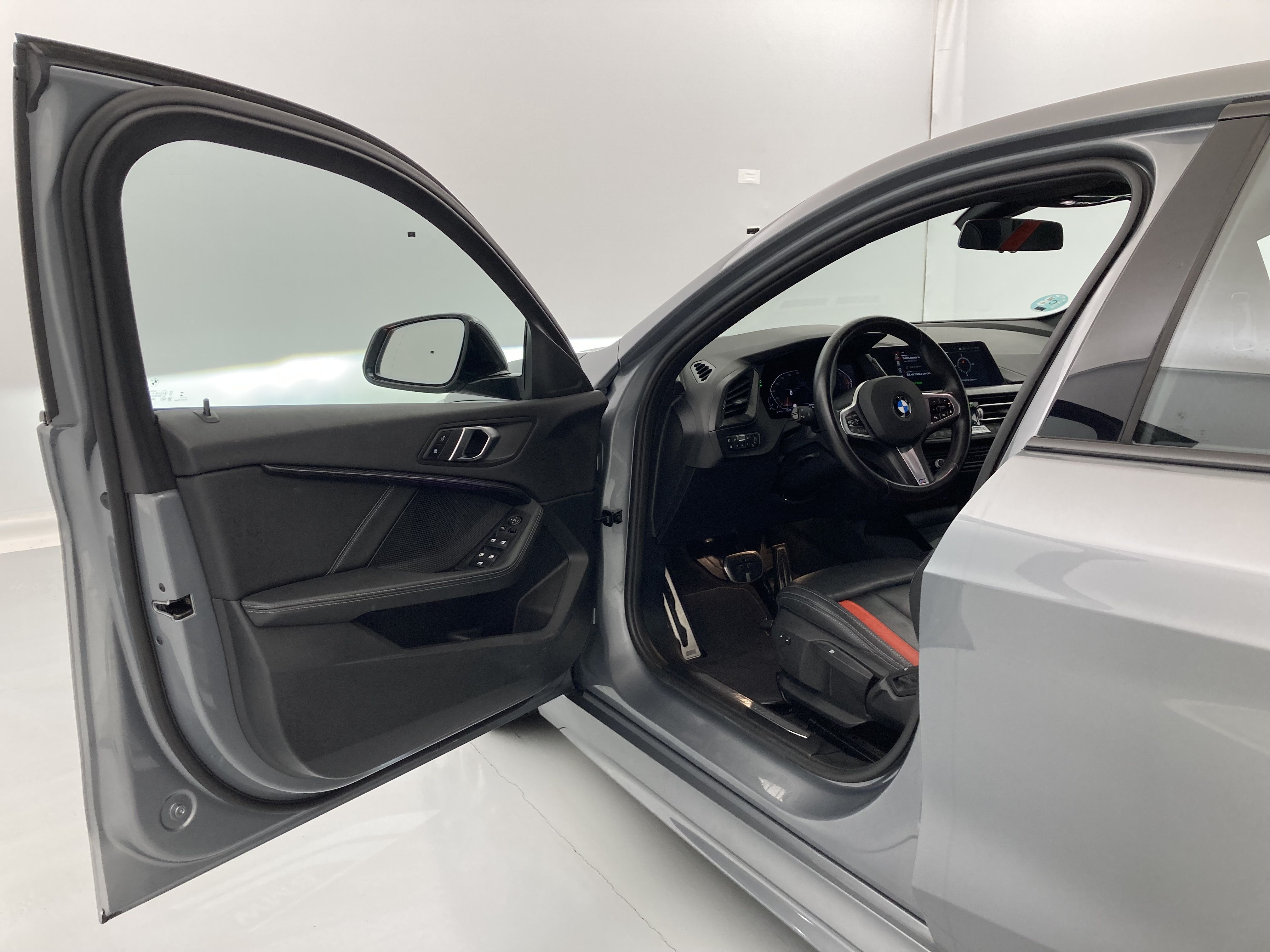 bmw serie 1 m sport colorvision 118I 136 STEPTRONIC 2024 skyscraper grau 18