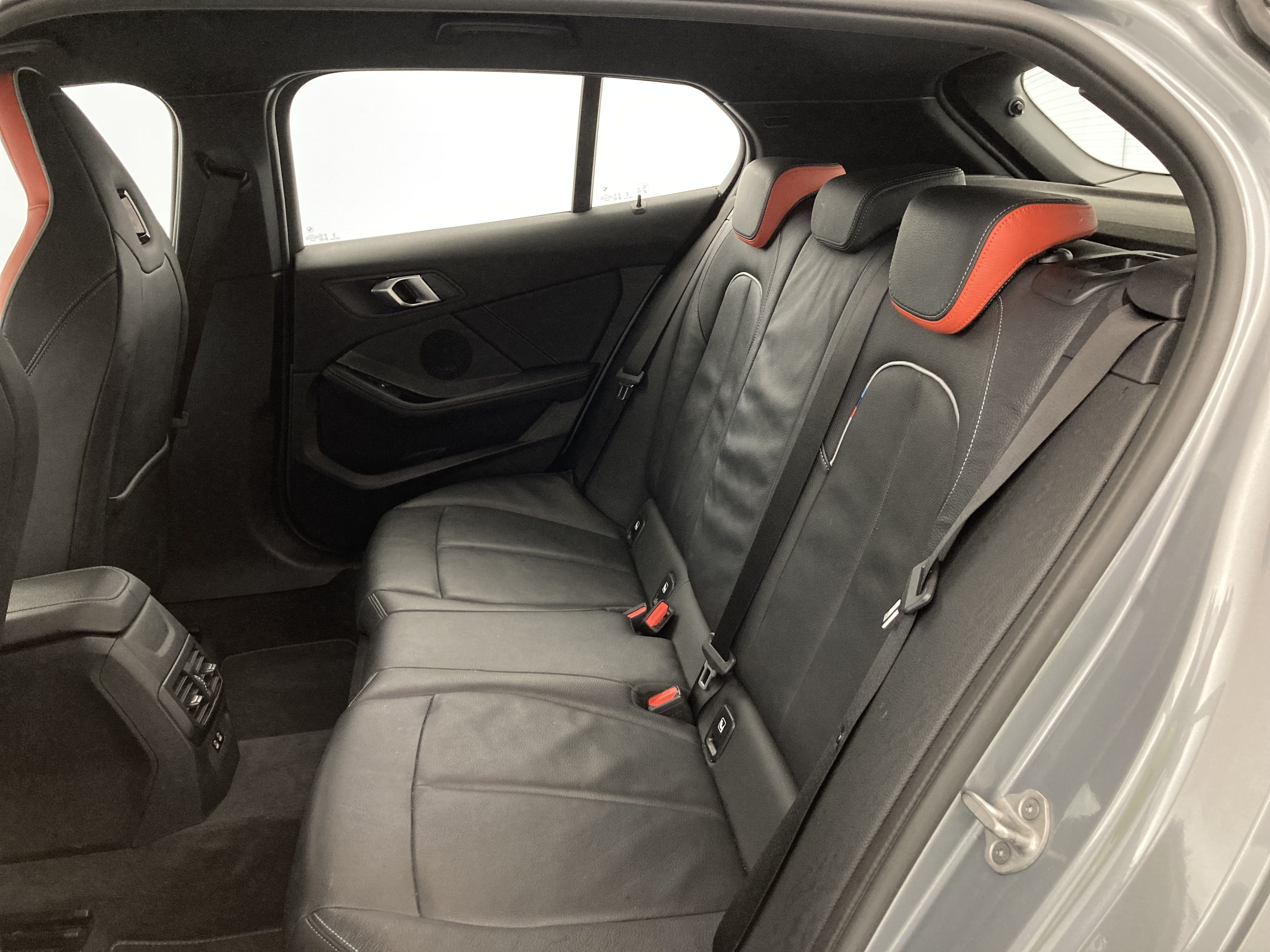 bmw serie 1 m sport colorvision 118I 136 STEPTRONIC 2024 skyscraper grau 20