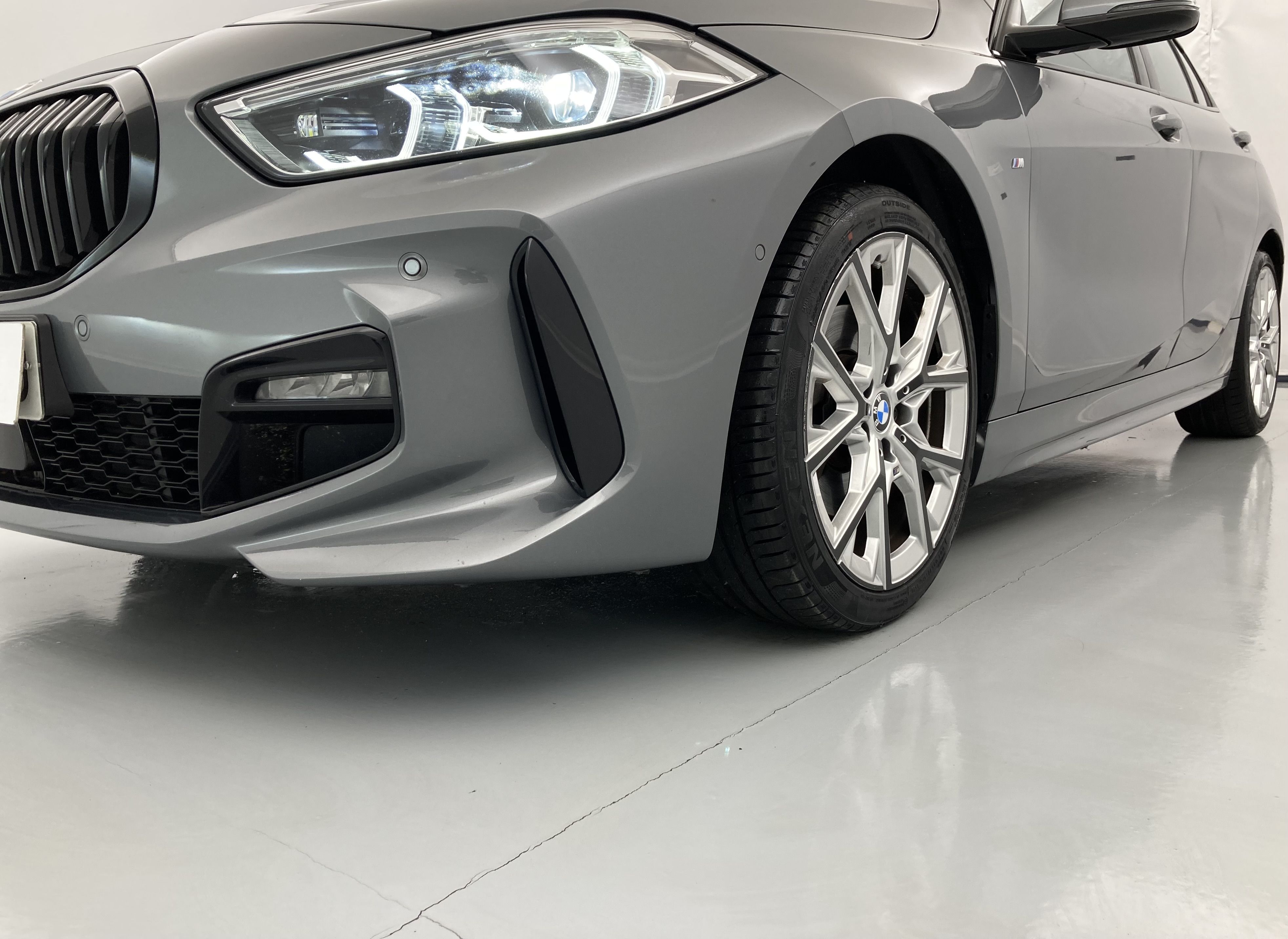 bmw serie 1 m sport colorvision 118I 136 STEPTRONIC 2024 skyscraper grau 33