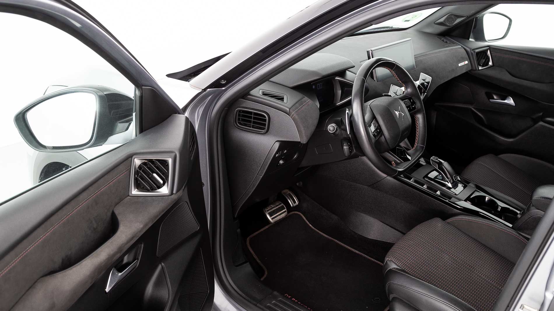 ds ds3 crossback performance line 1.5 BLUEHDI 130 EAT 2022 gris artense / negro 14
