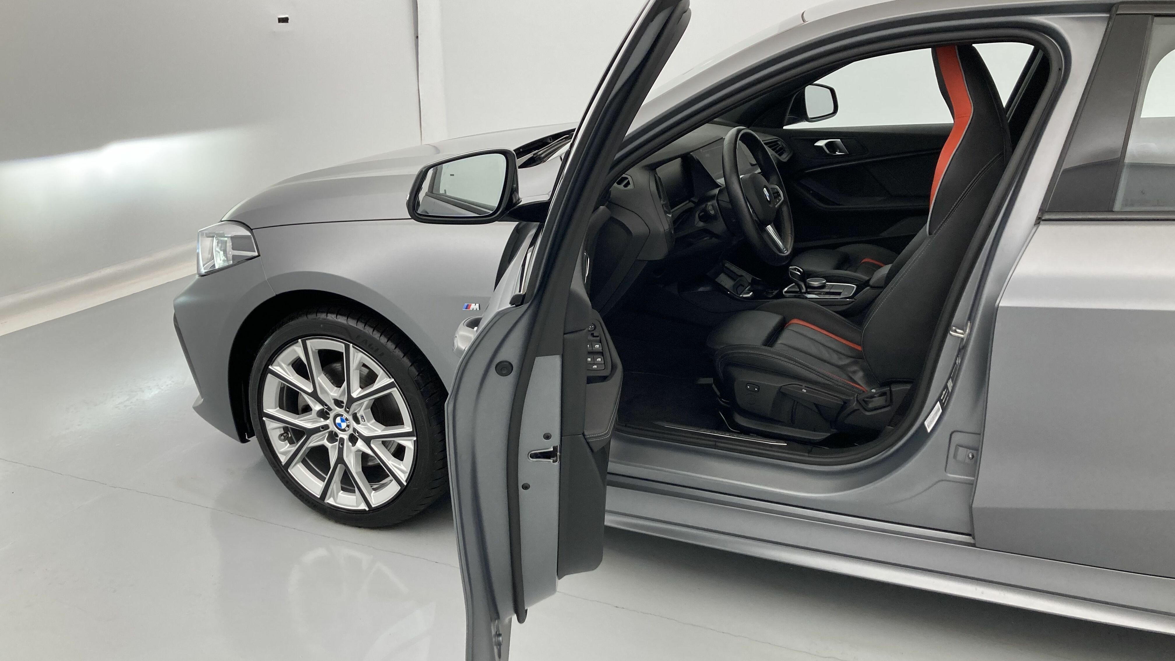 bmw serie 1 m sport colorvision 118I 136 STEPTRONIC 2024 frozen pure grey 11