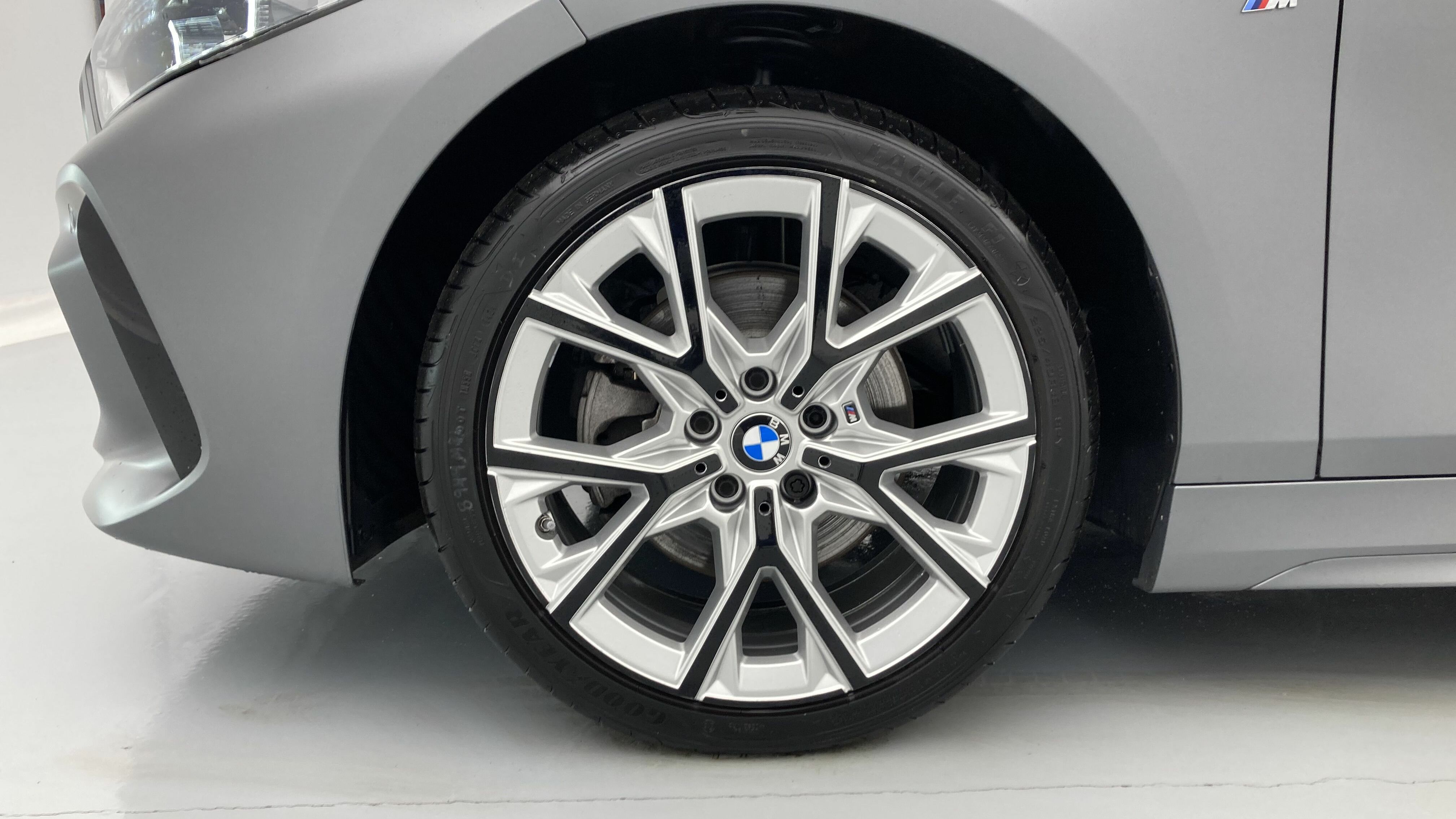 bmw serie 1 m sport colorvision 118I 136 STEPTRONIC 2024 frozen pure grey 21