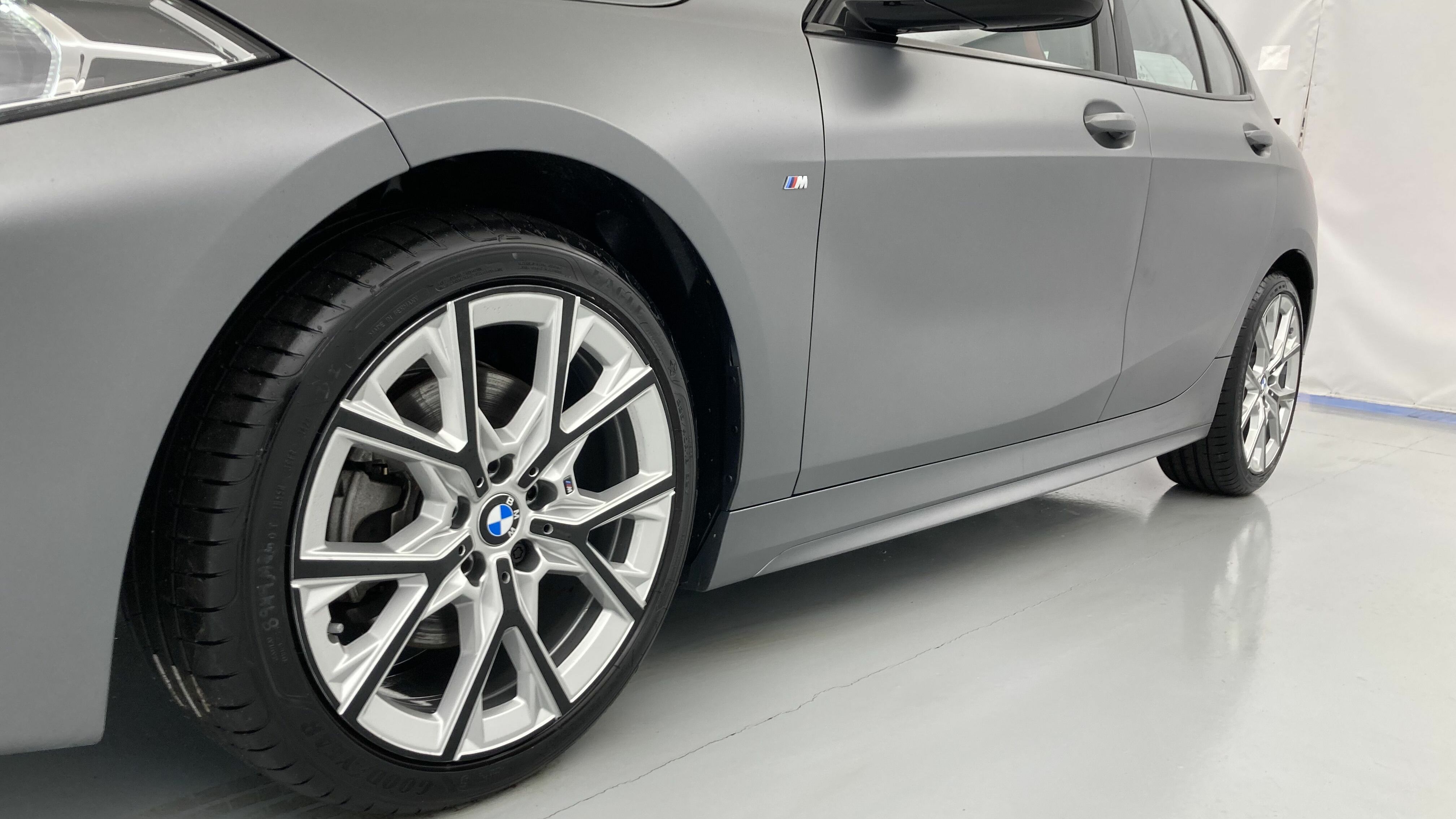 bmw serie 1 m sport colorvision 118I 136 STEPTRONIC 2024 frozen pure grey 22