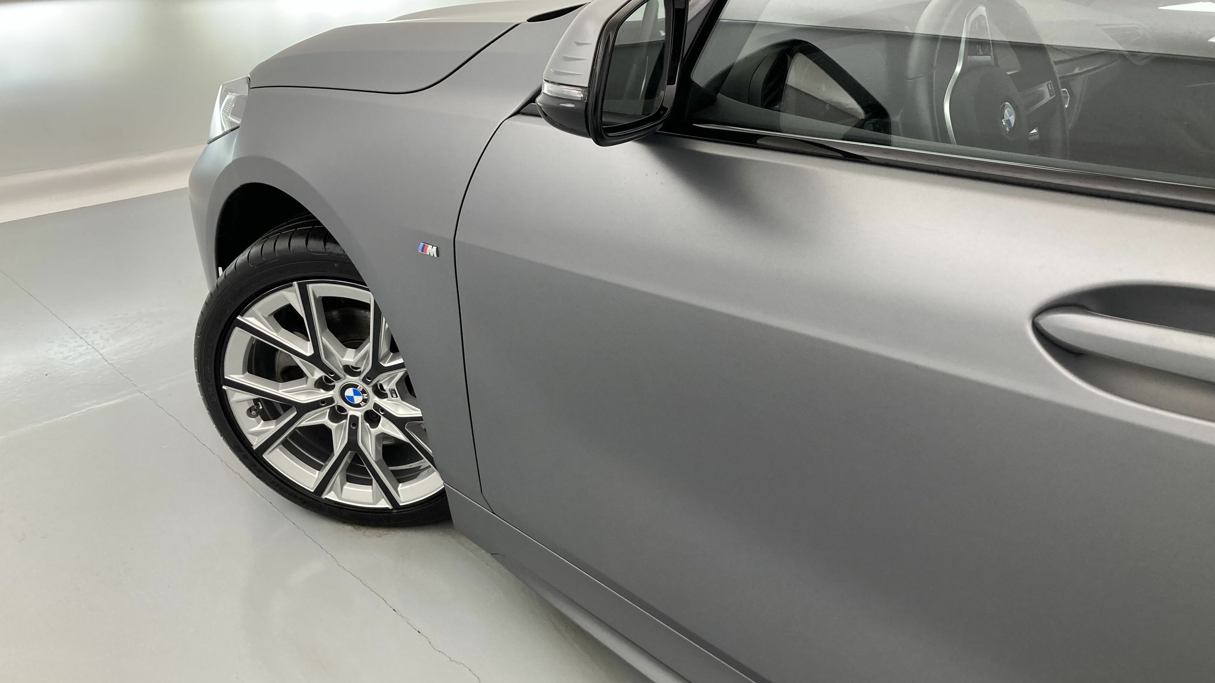 bmw serie 1 m sport colorvision 118I 136 STEPTRONIC 2024 frozen pure grey 23