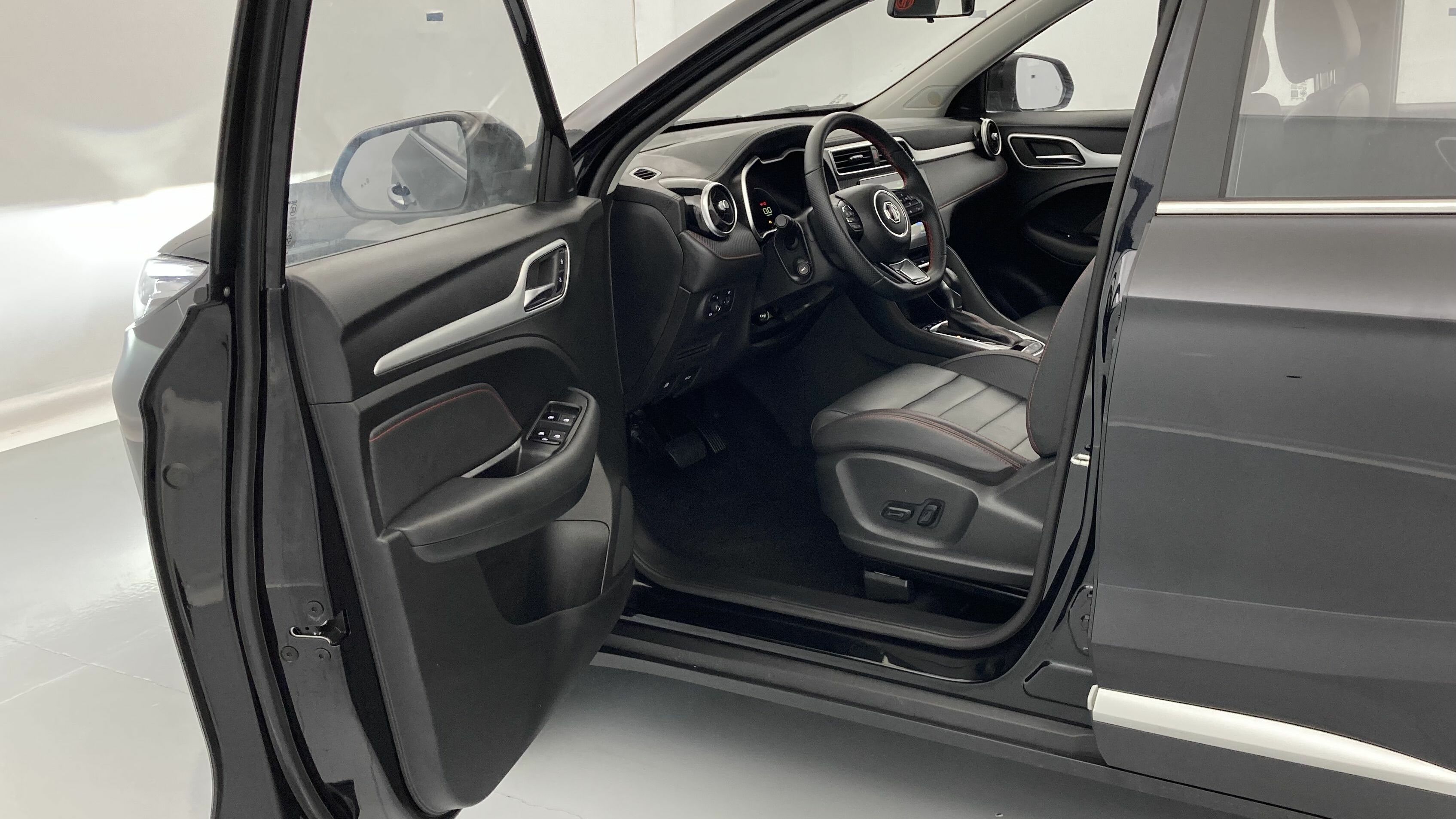 mg zs luxury 1.0 T-GDI 110 AT 2024 pebble black 14