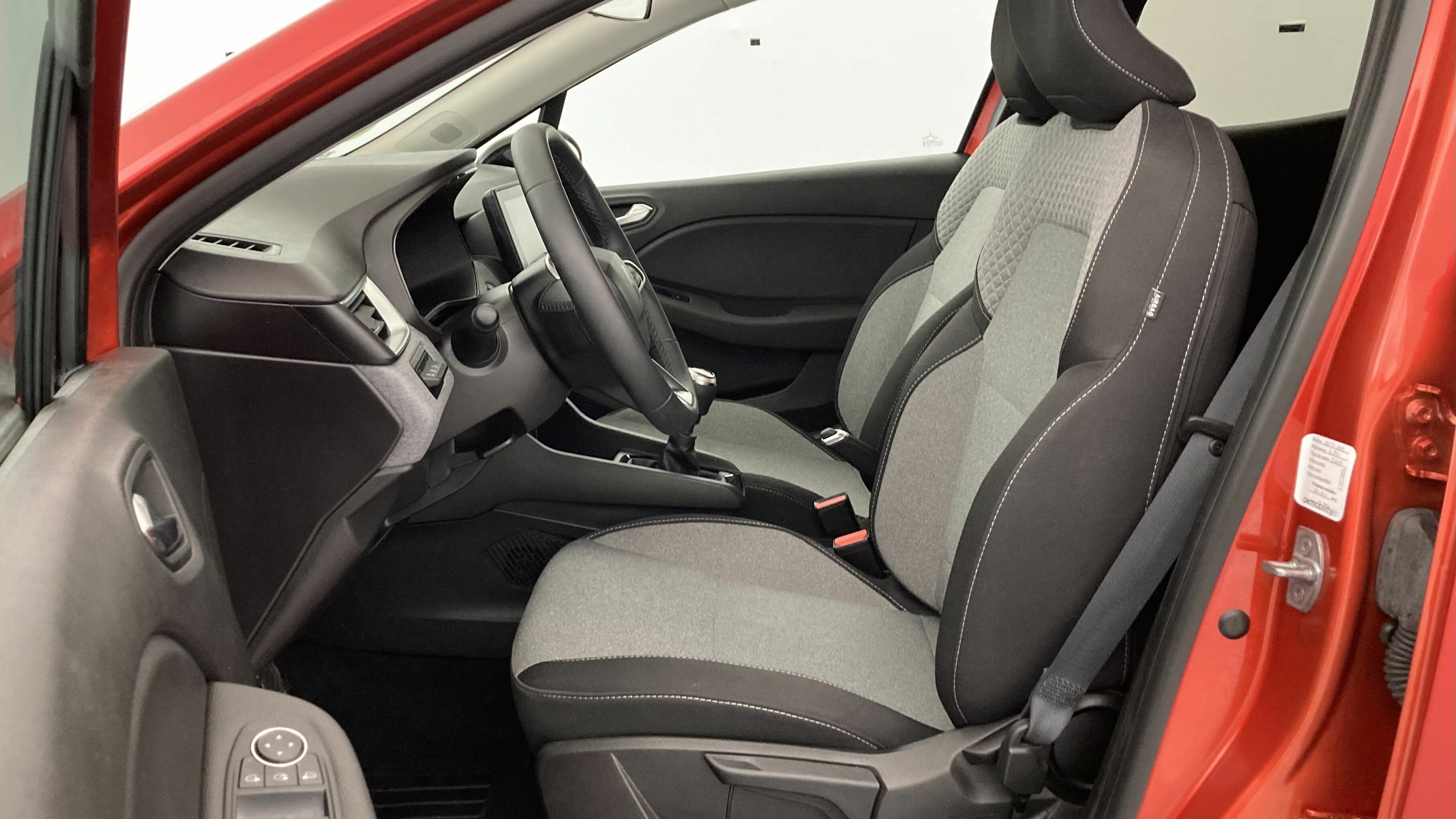 renault clio evolution 1.5 DCI 100 2025 rojo deseo 15