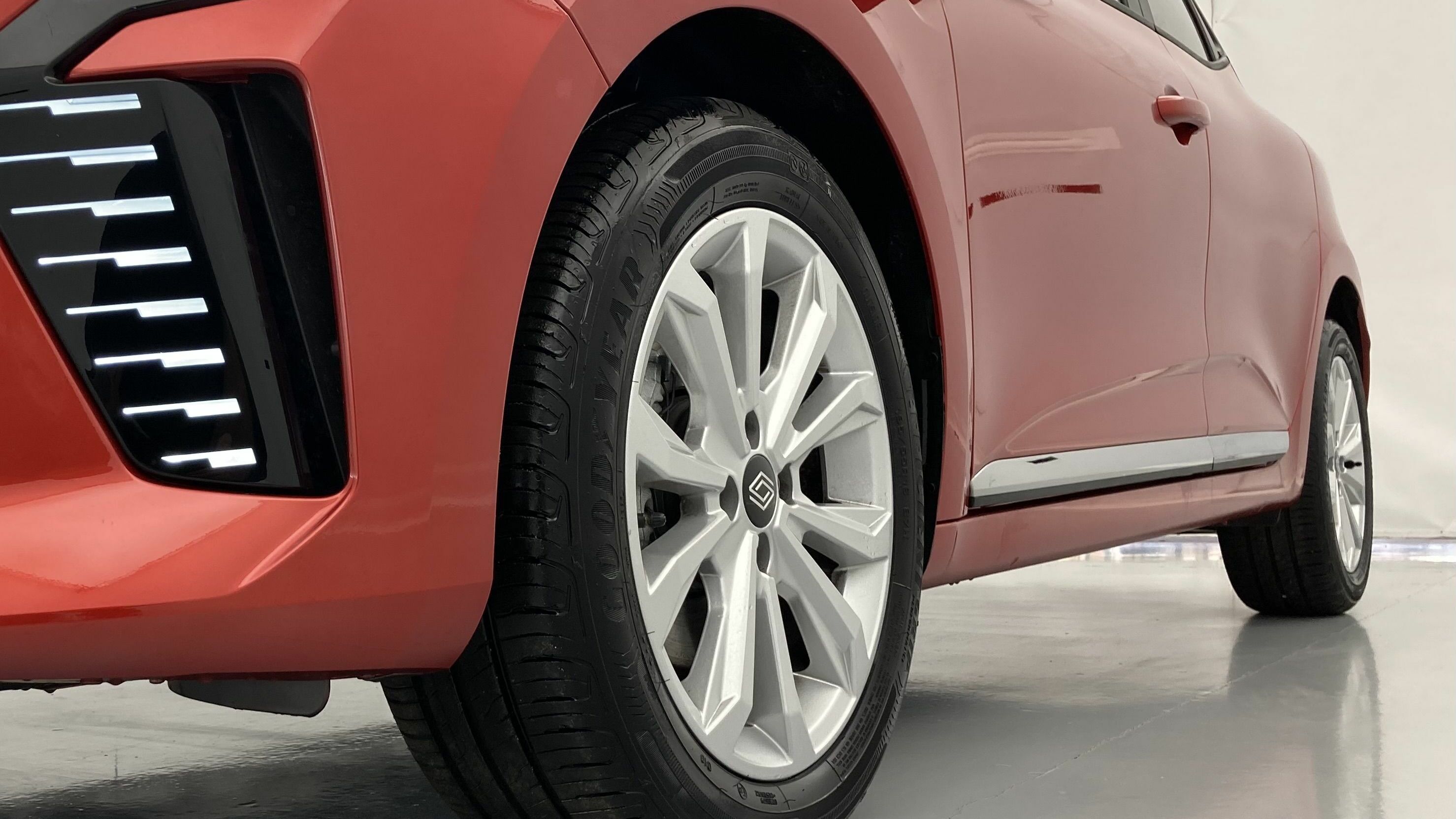 renault clio evolution 1.5 DCI 100 2025 rojo deseo 27