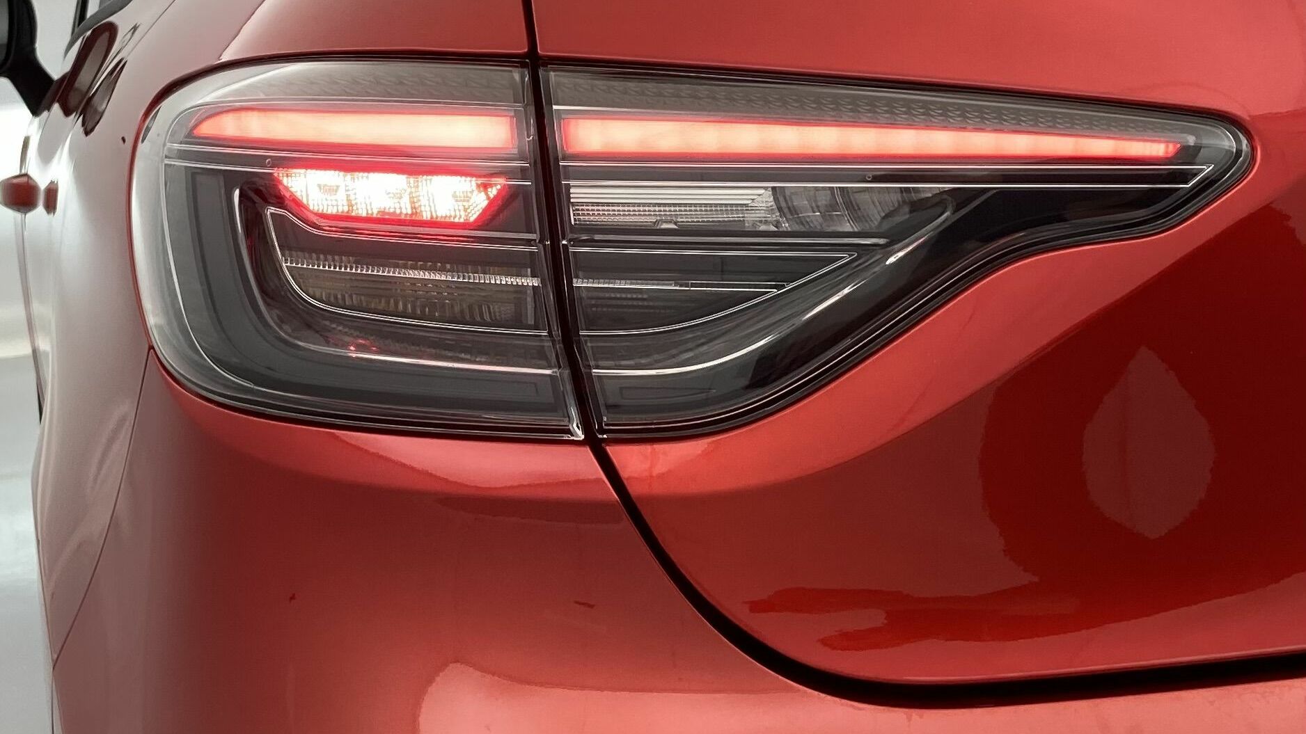 renault clio evolution 1.5 DCI 100 2025 rojo deseo 31