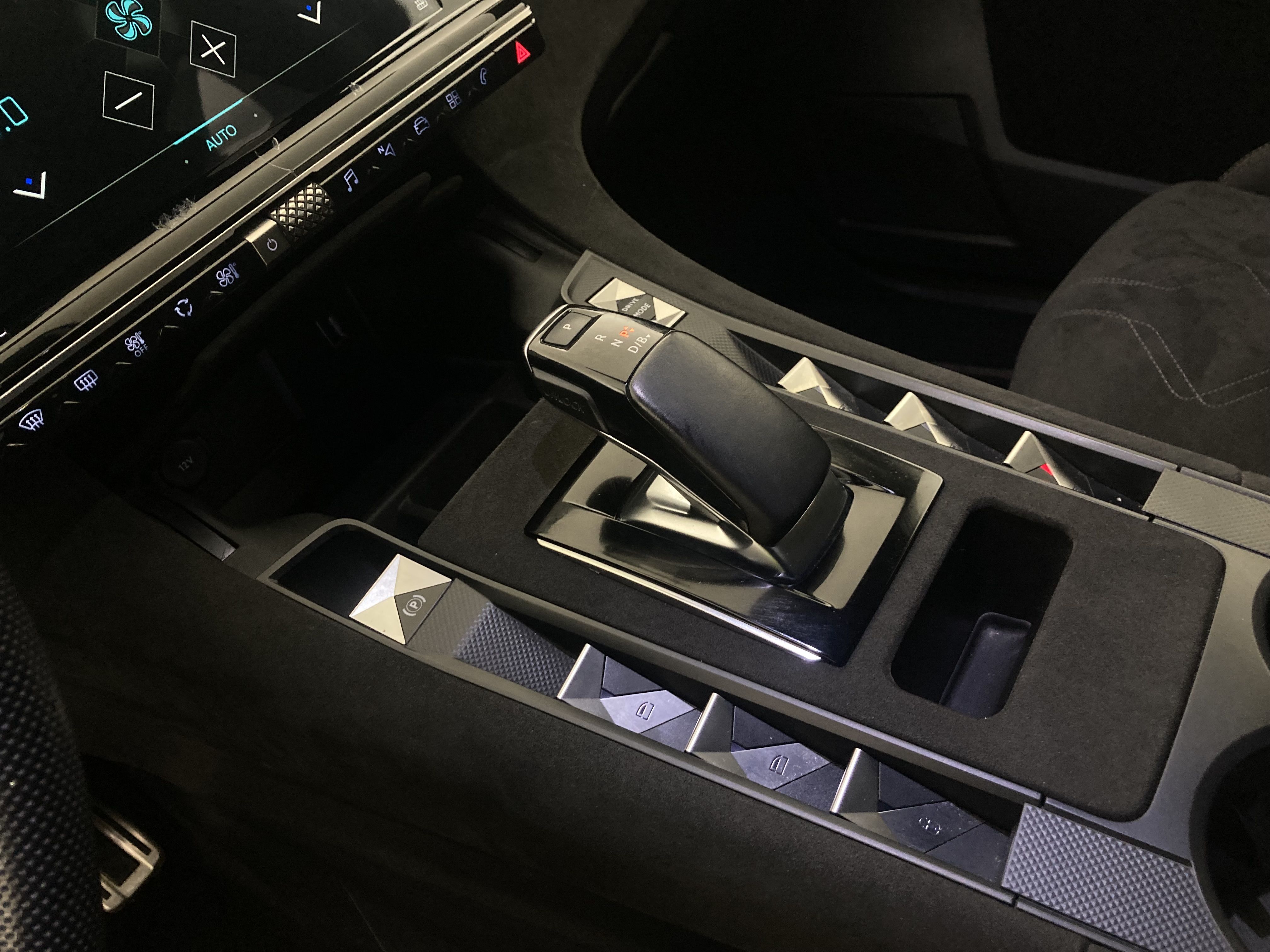 ds ds7 crossback performance line + E-TENSE 300 CA 2022 blanco nacarado 14