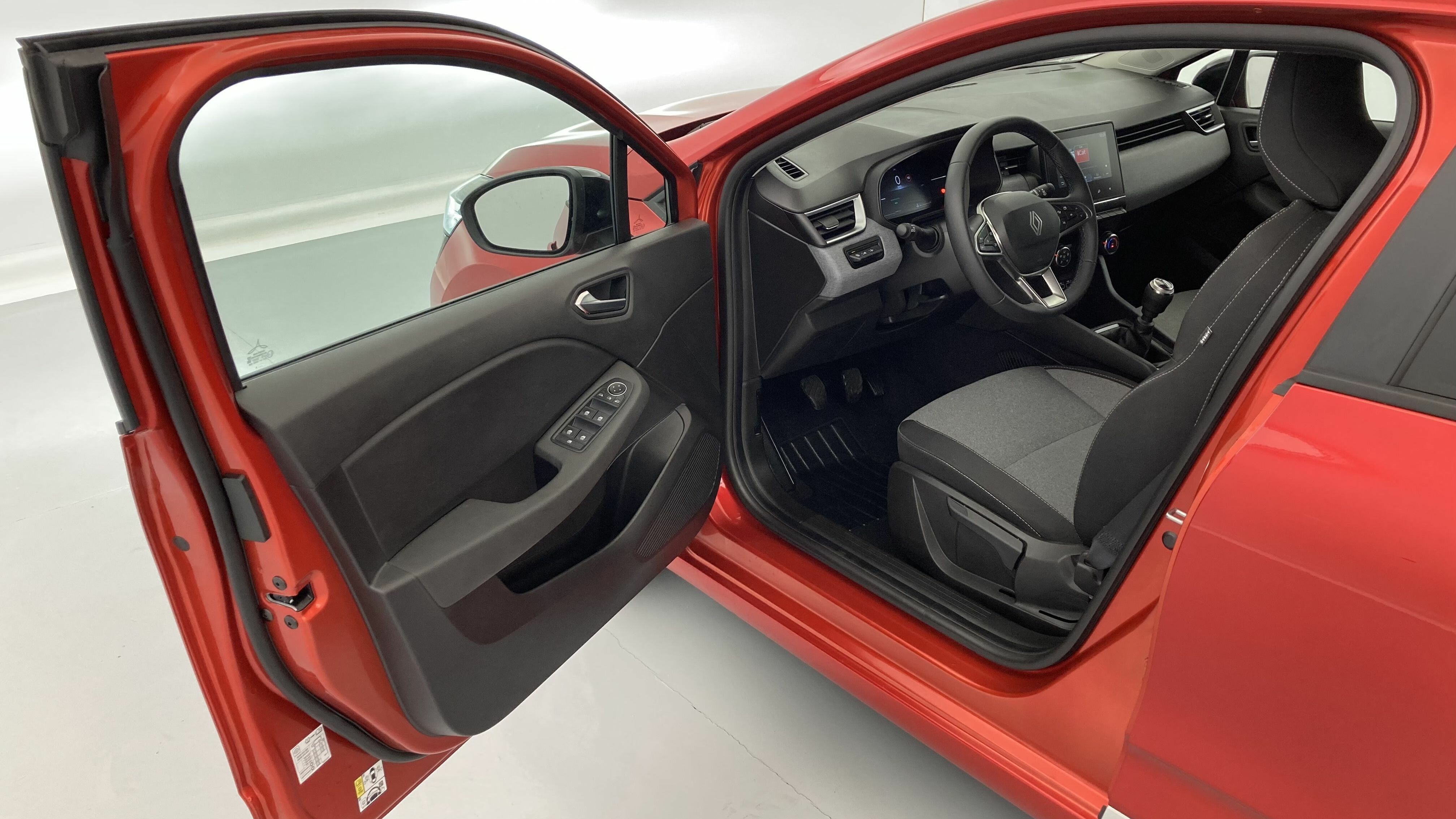 renault clio evolution 1.5 DCI 100 2025 rojo deseo 14