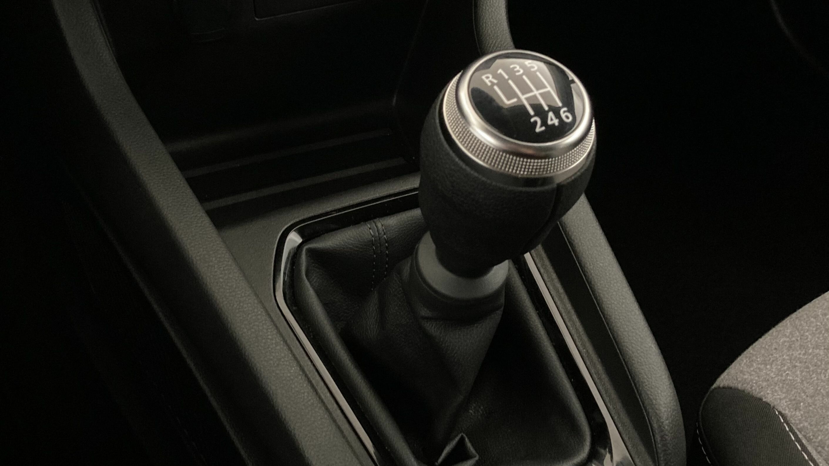 renault clio evolution 1.5 DCI 100 2025 rojo deseo 21