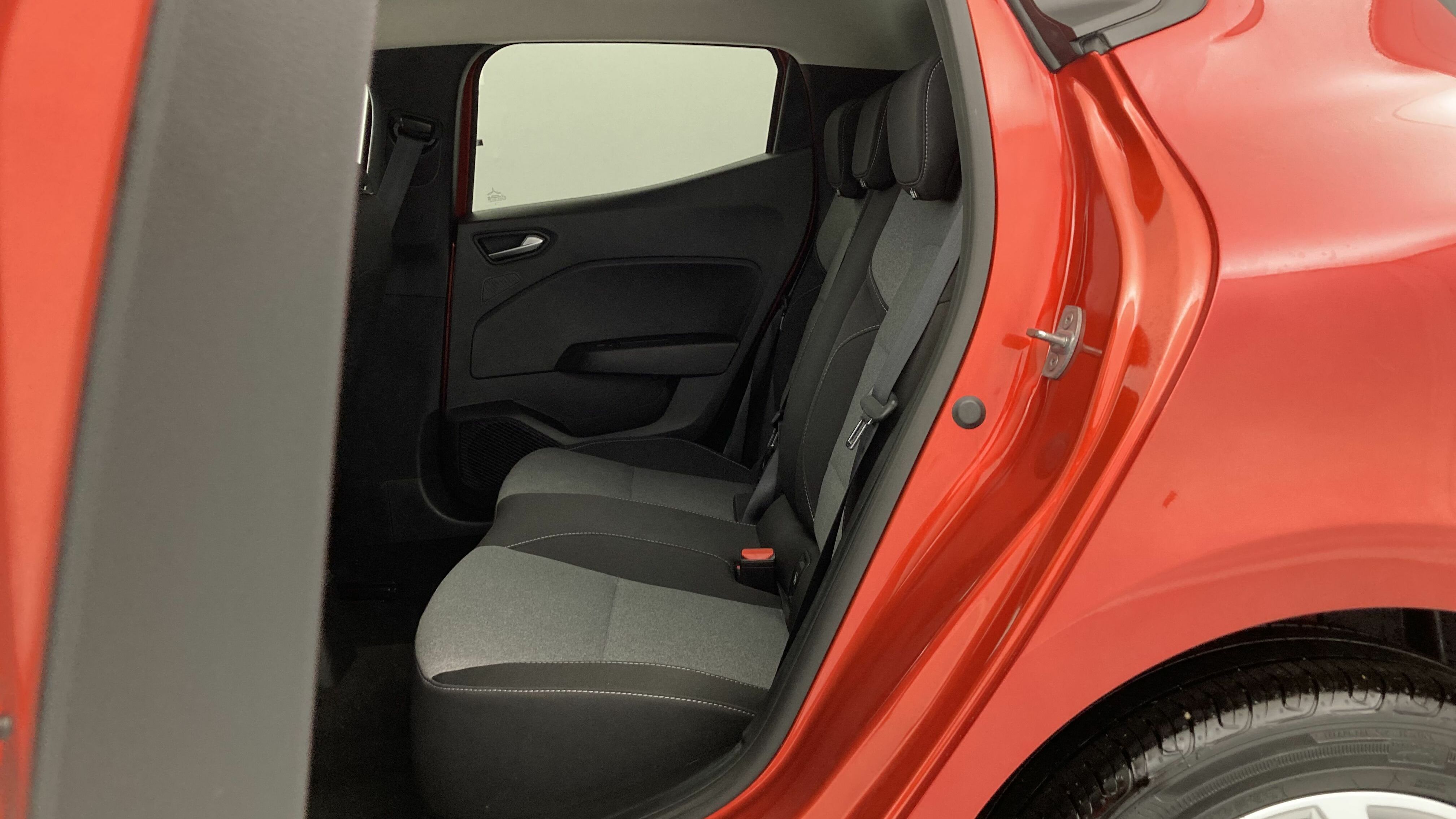 renault clio evolution 1.5 DCI 100 2025 rojo deseo 22