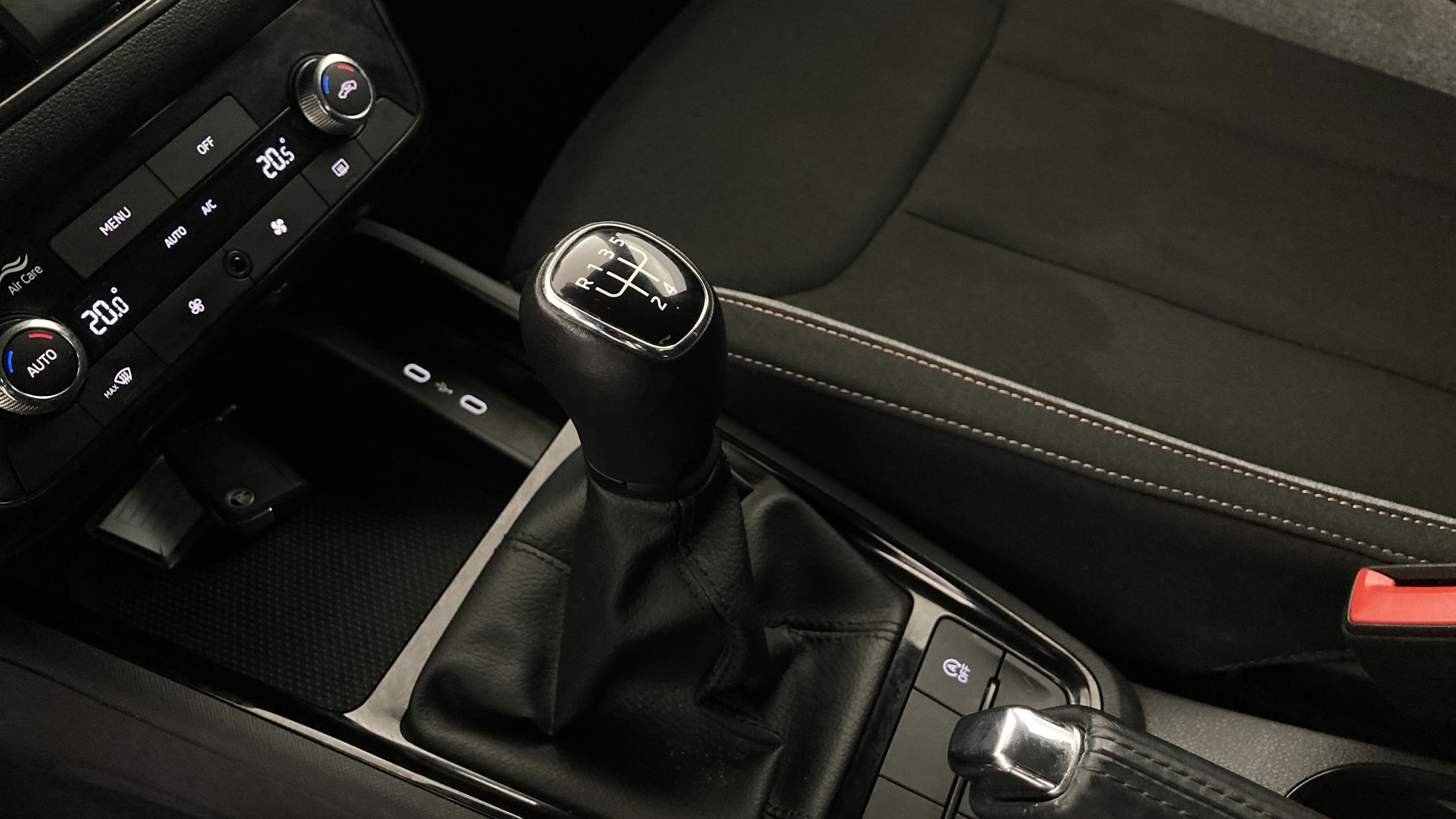 skoda kamiq selection 1.0 TSI 95 2024 rojo velvet 19