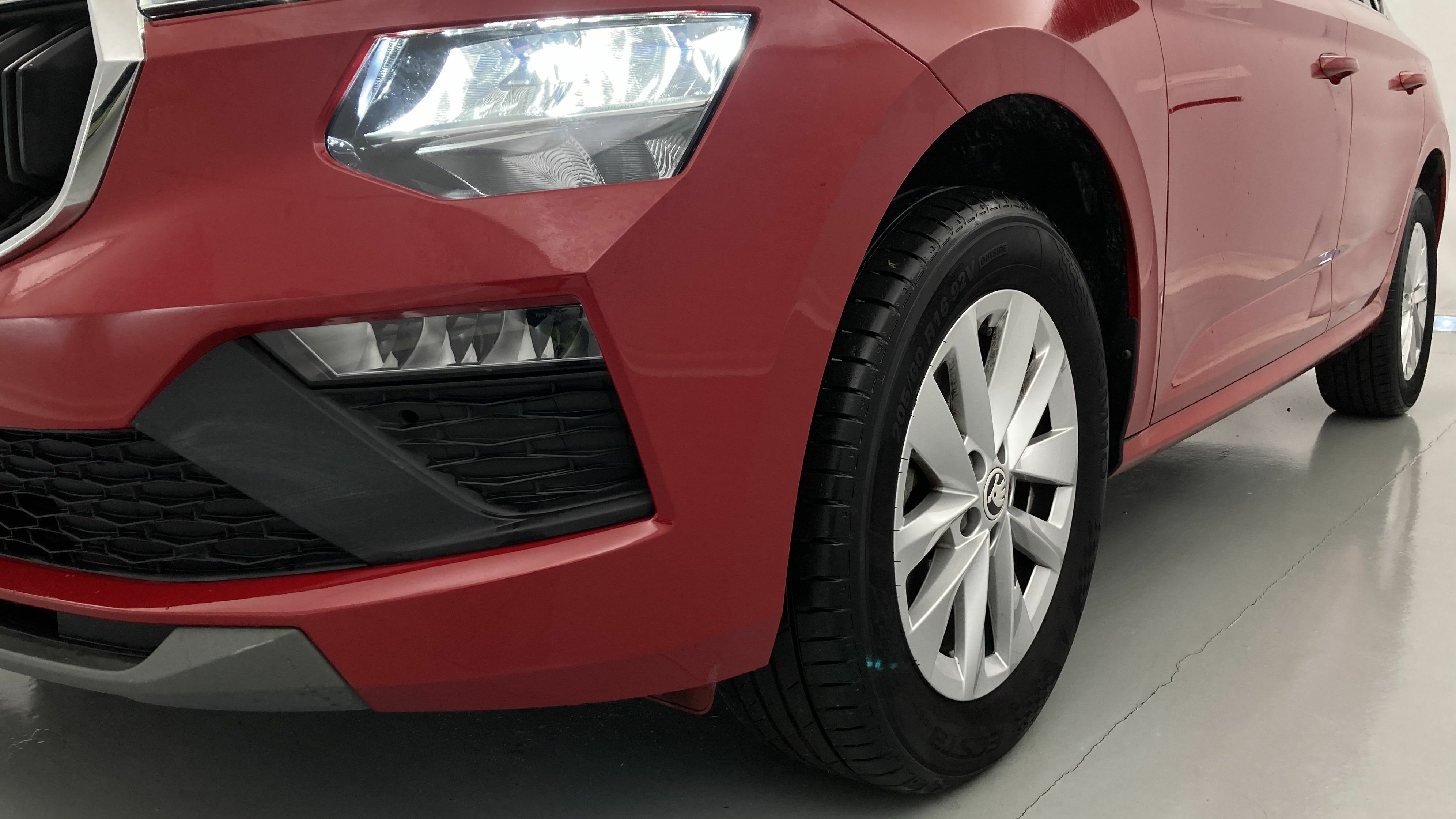skoda kamiq selection 1.0 TSI 95 2024 rojo velvet 25