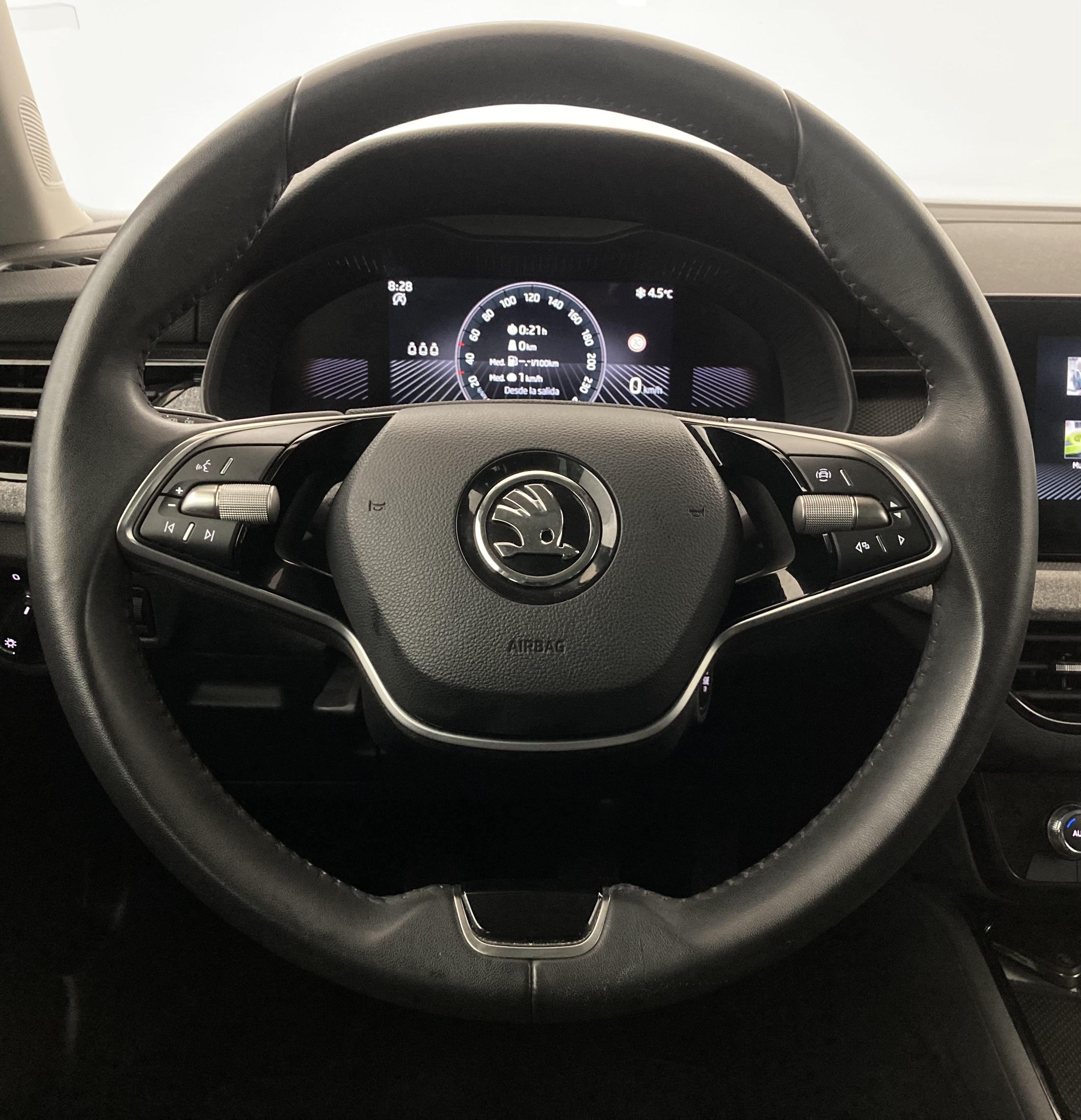 skoda kamiq selection 1.0 TSI 95 2024 rojo velvet 23