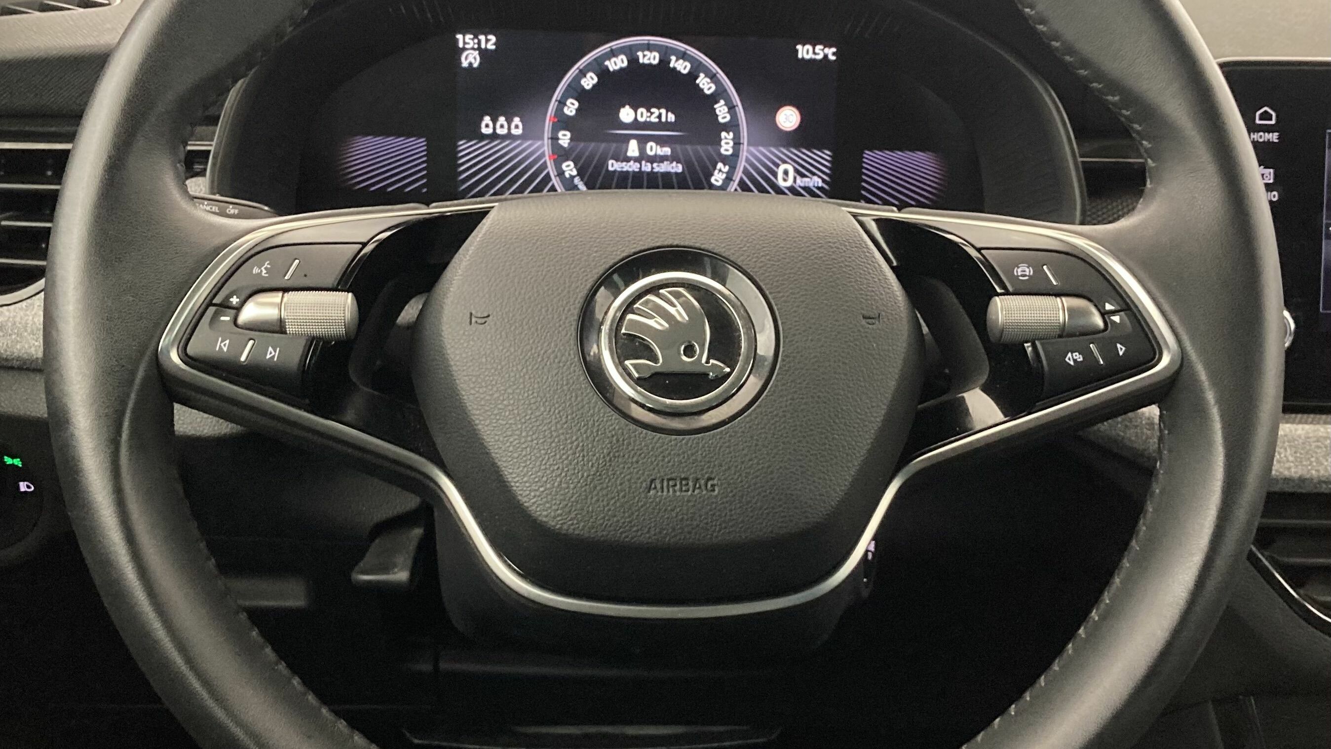 skoda kamiq selection 1.0 TSI 95 2024 rojo velvet 18