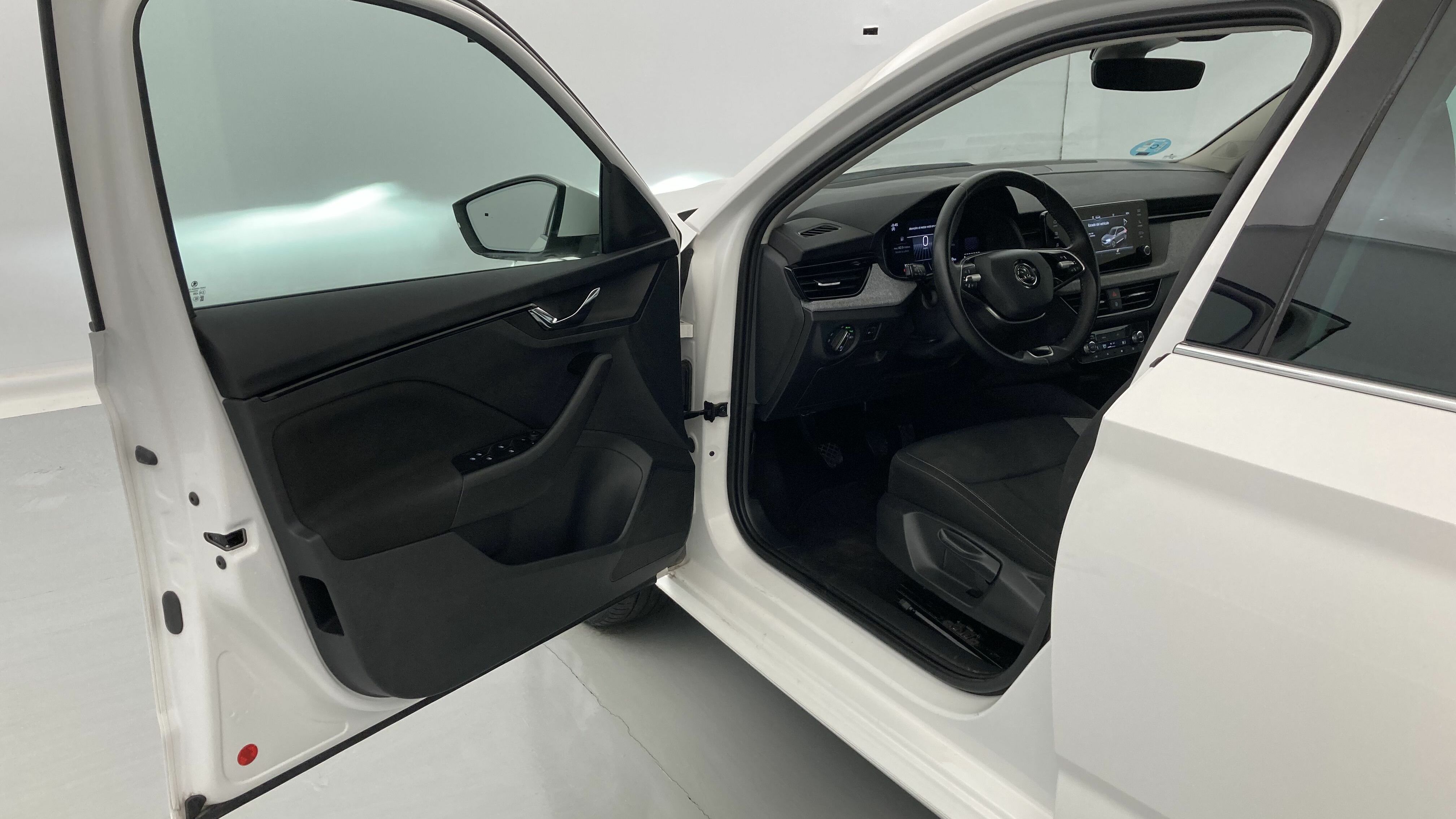 skoda kamiq selection 1.0 TSI 95 2024 blanco candy 12