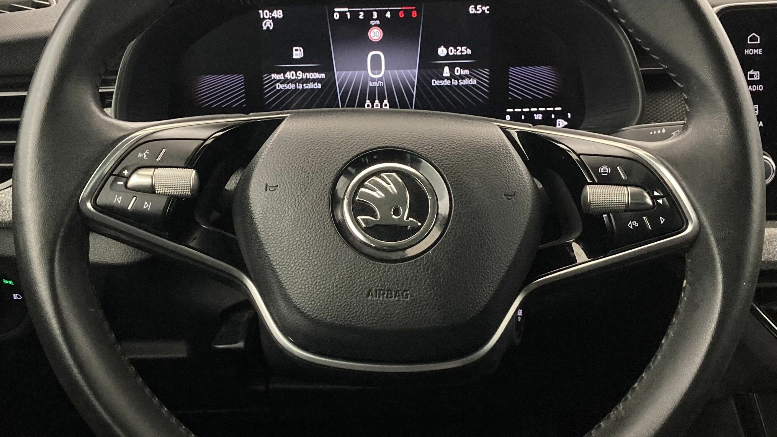 skoda kamiq selection 1.0 TSI 95 2024 blanco candy 16