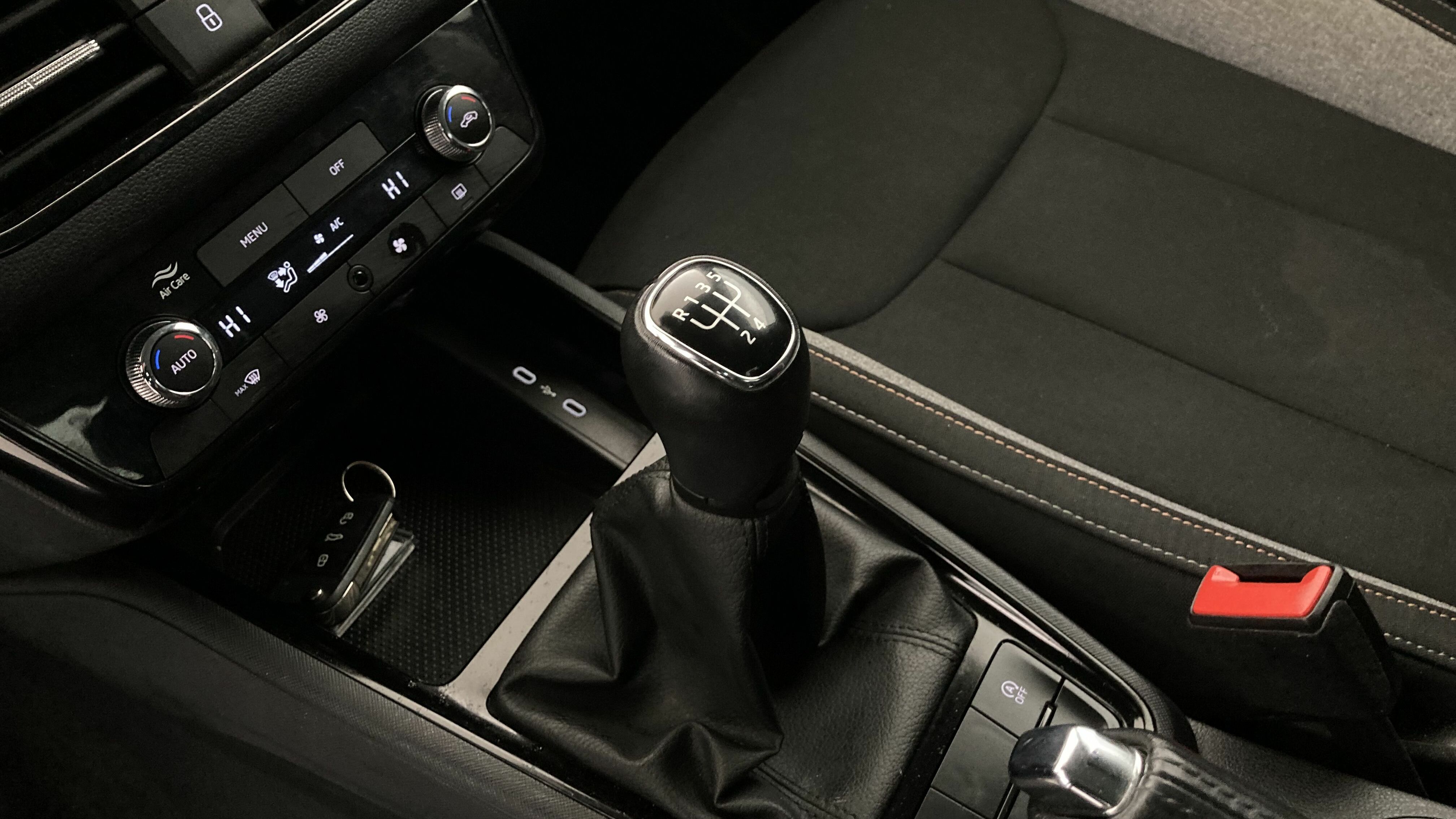 skoda kamiq selection 1.0 TSI 95 2024 blanco candy 19