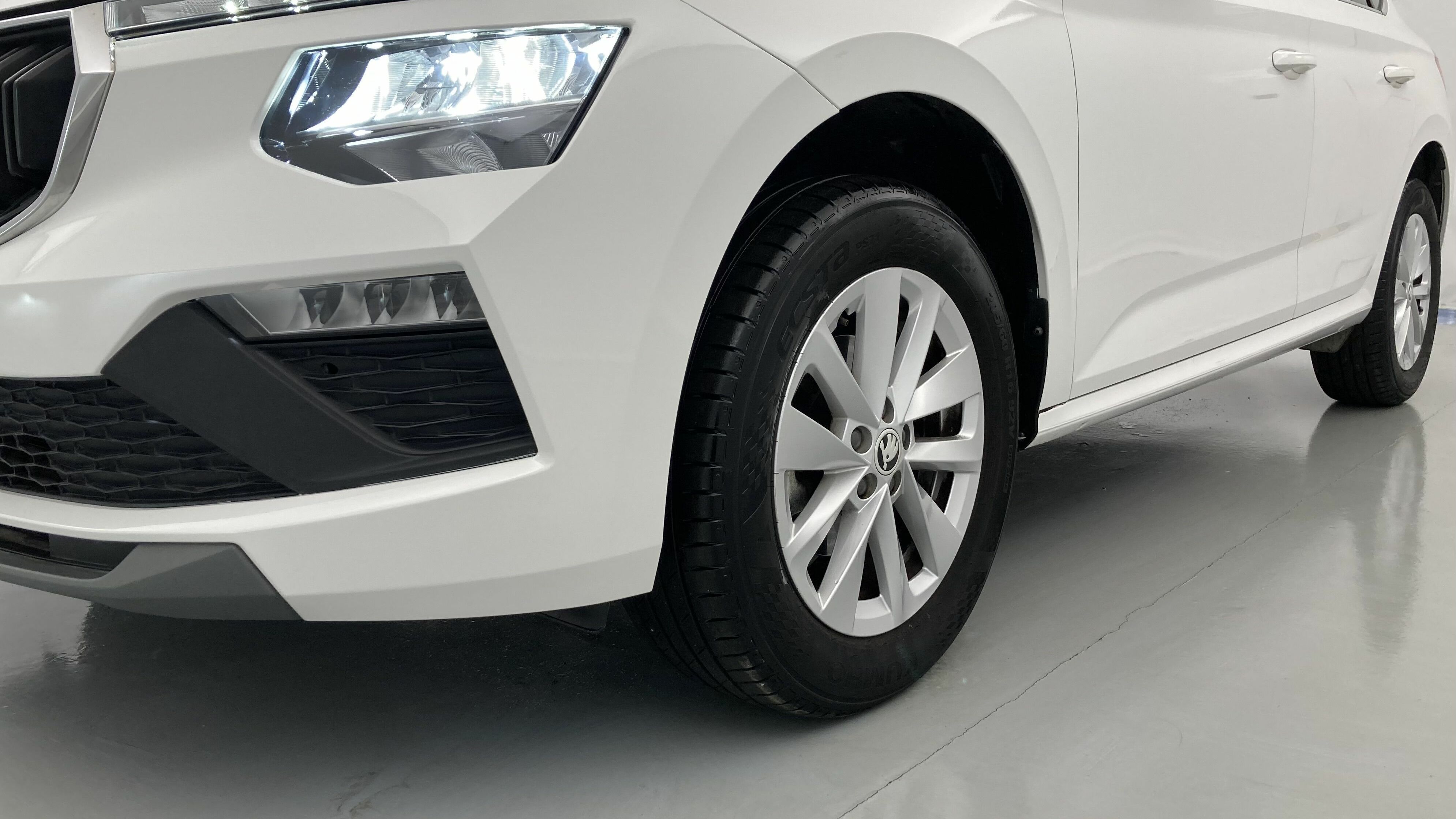 skoda kamiq selection 1.0 TSI 95 2024 blanco candy 25