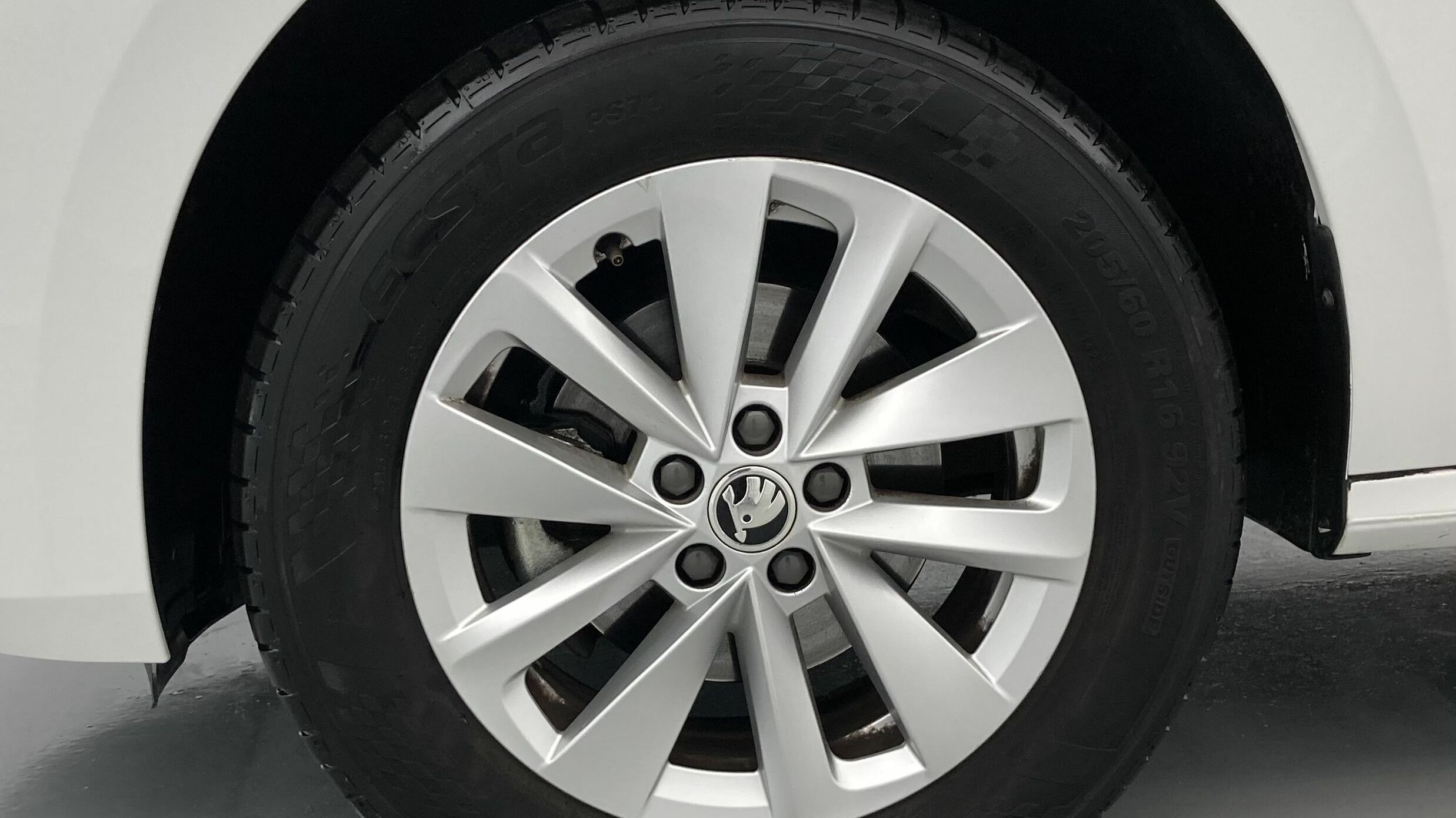 skoda kamiq selection 1.0 TSI 95 2024 blanco candy 26