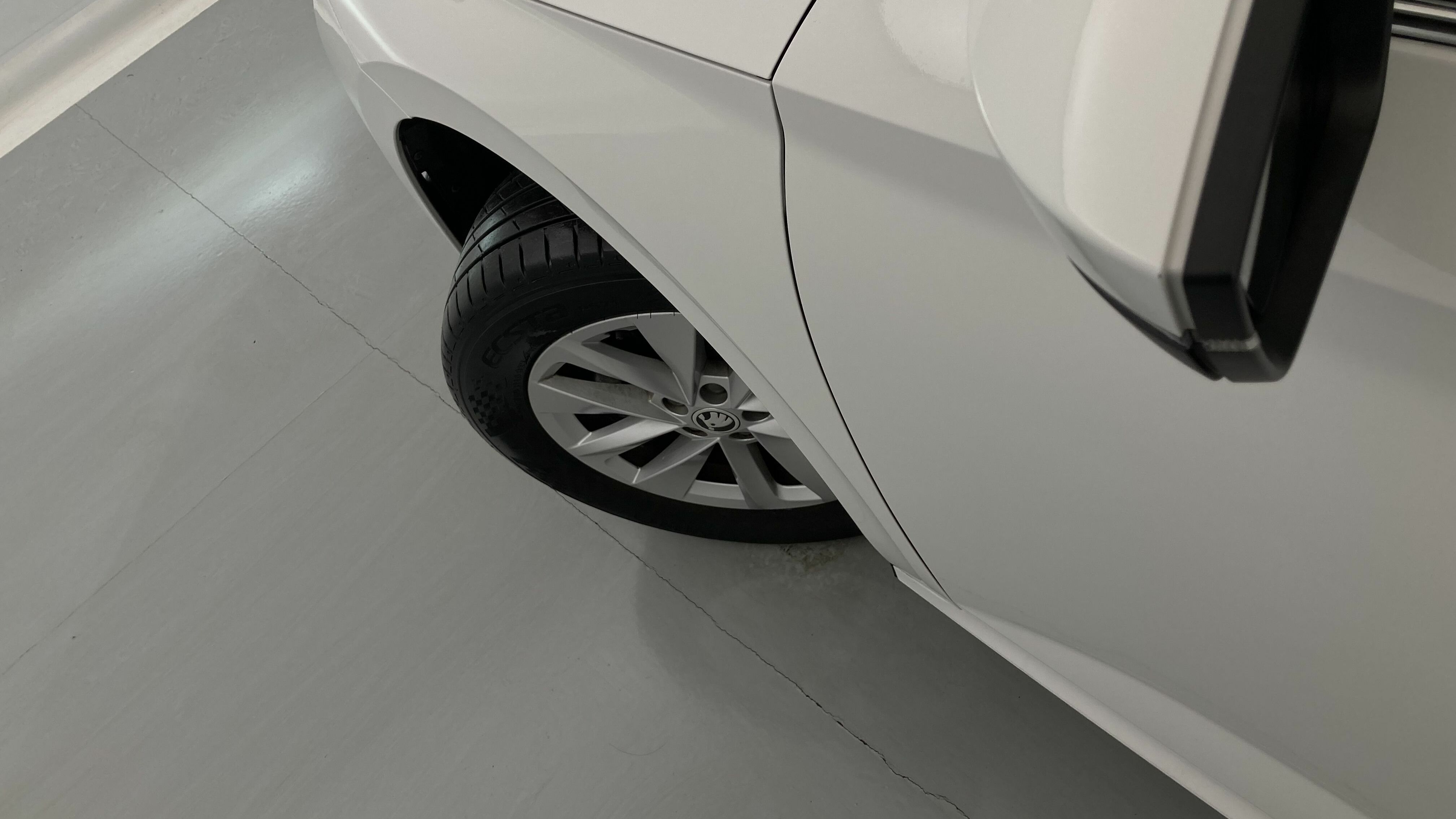 skoda kamiq selection 1.0 TSI 95 2024 blanco candy 27