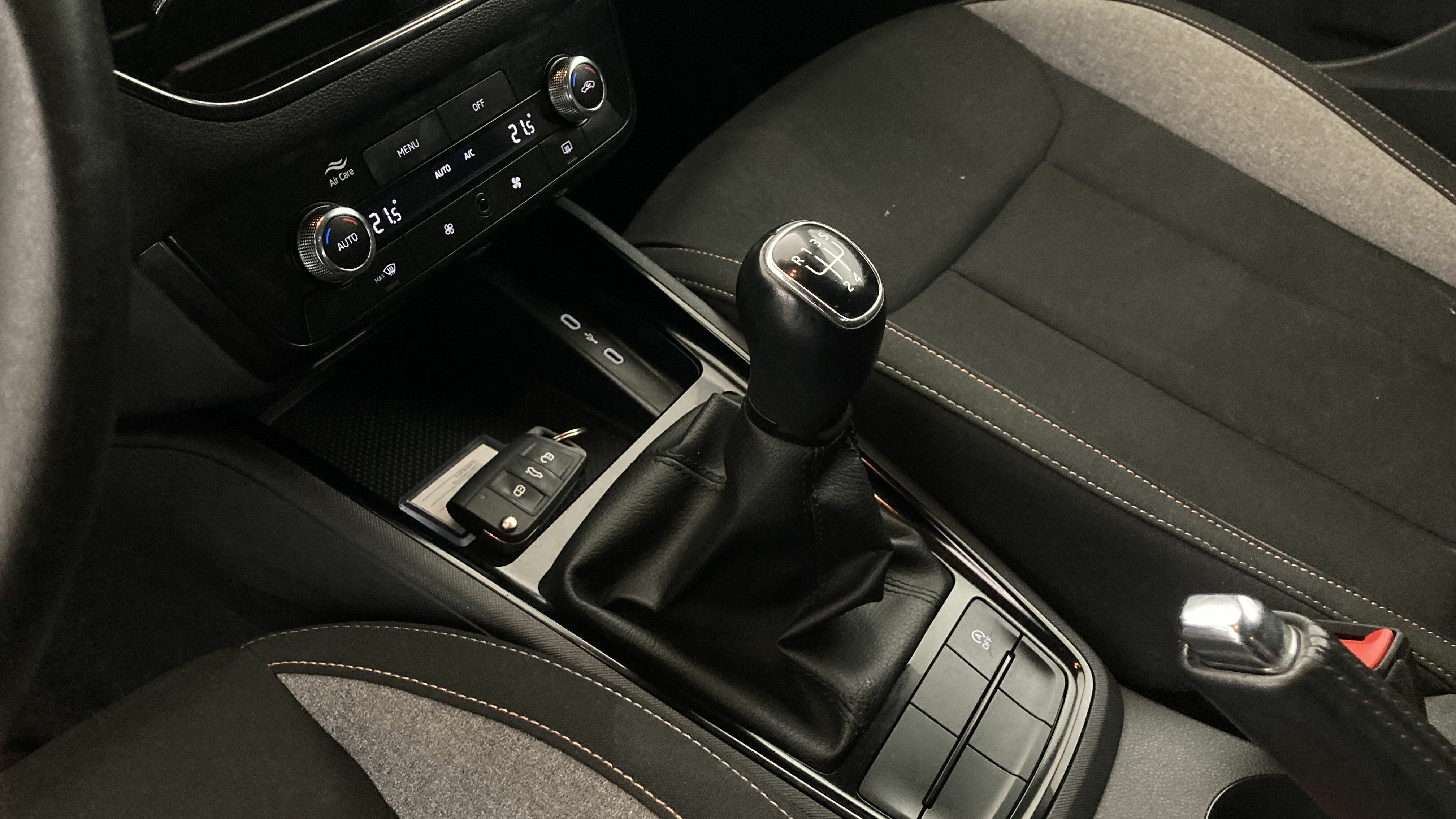 skoda kamiq selection 1.0 TSI 95 2024 blanco candy 21